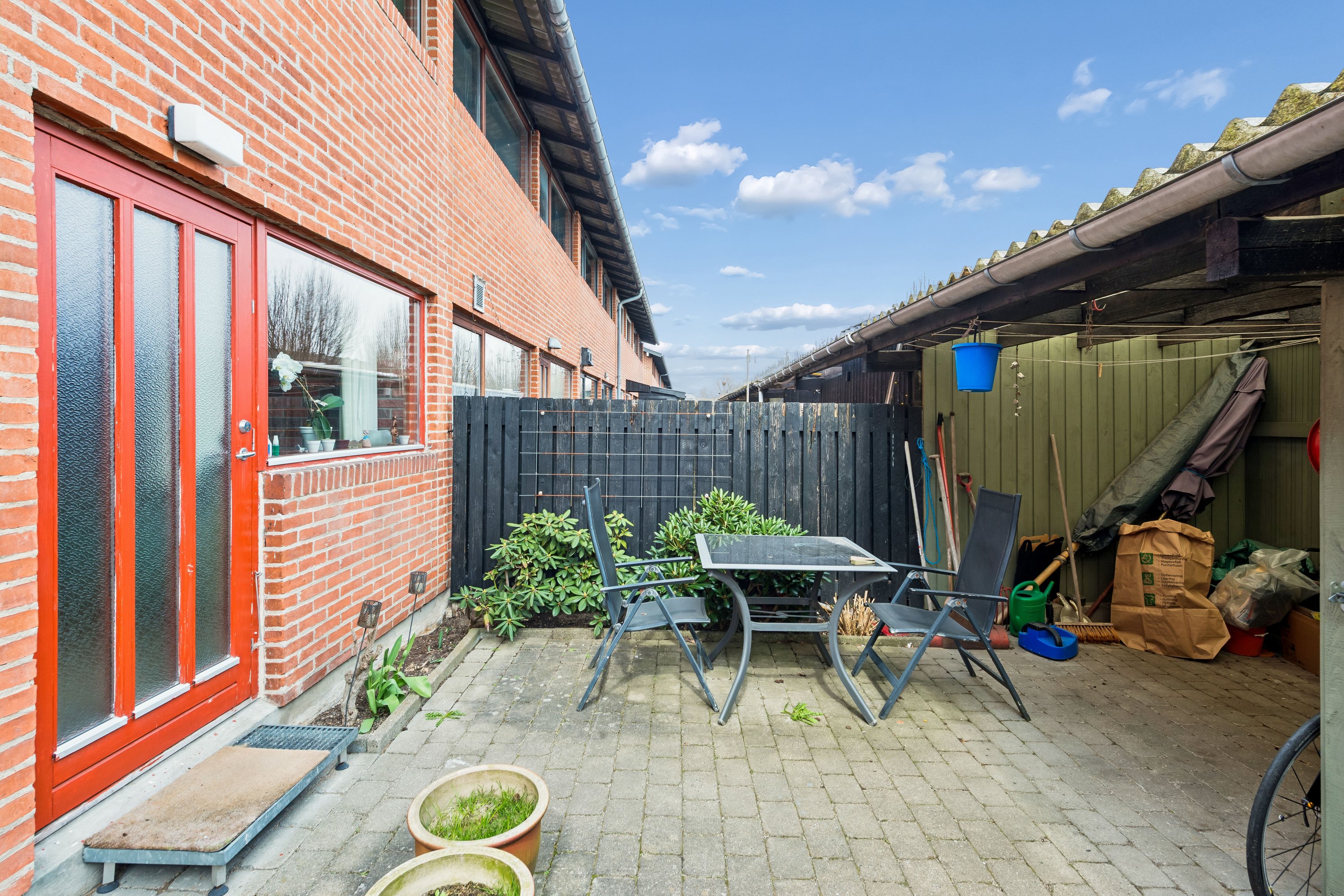 Fremhævet gårdhave billede i fuldskærmstilstand. Billede af Sankt Mikkels Alle 43, 2630 Taastrup