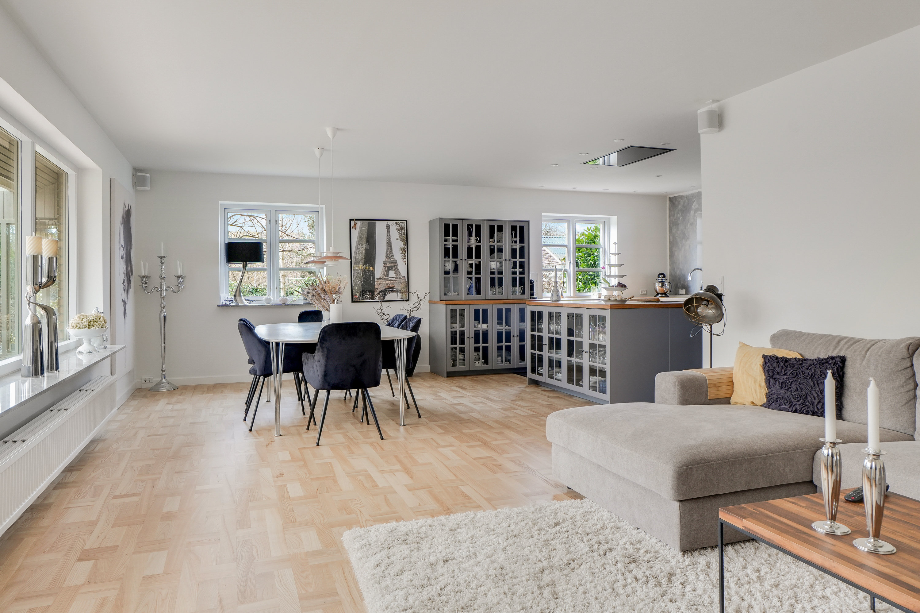 Fremhævet stue billede i fuldskærmstilstand. Billede af Pilegårds Vænge 28, 2635 Ishøj