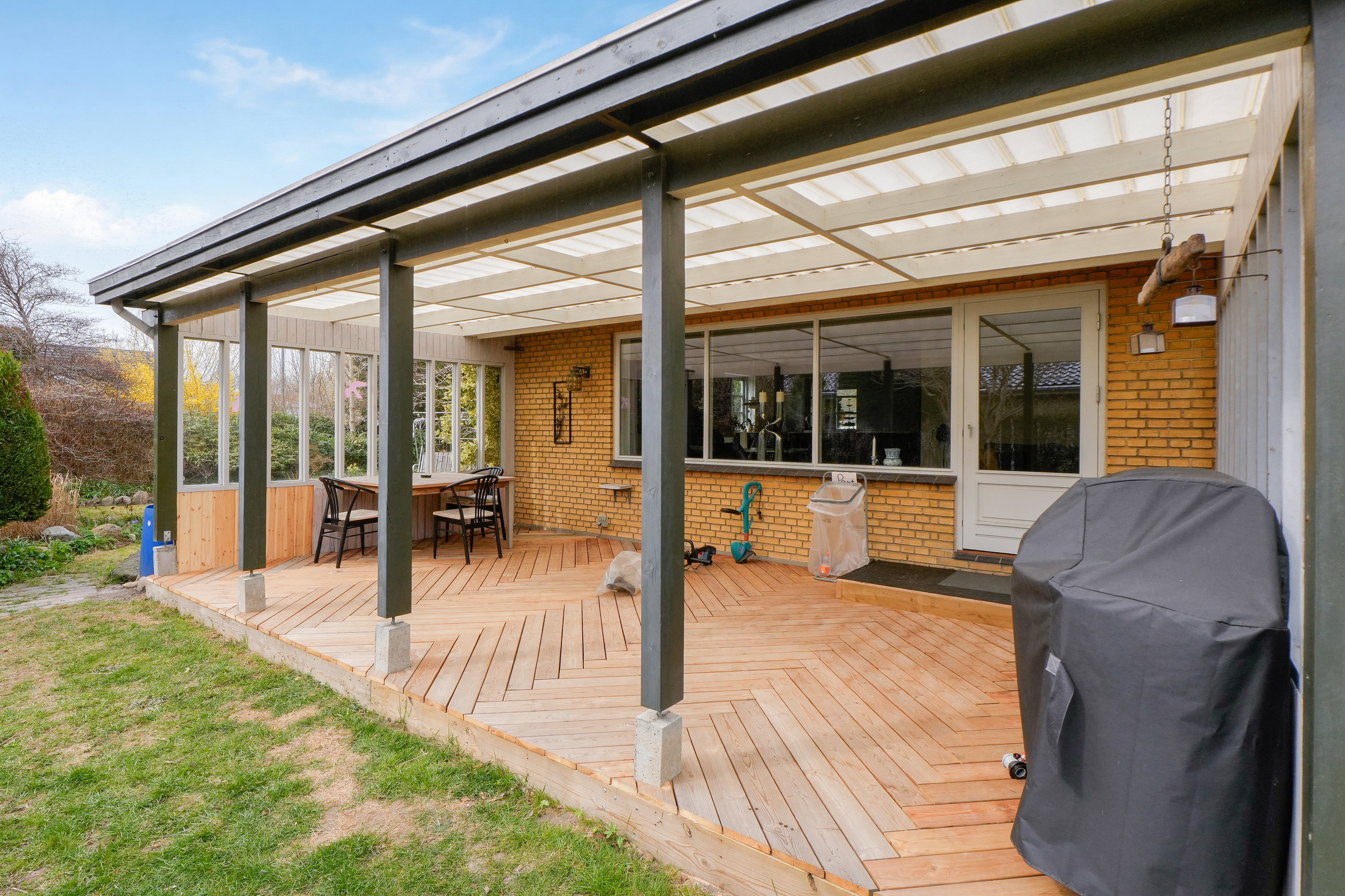 Fremhævet overdækket terrasse billede i fuldskærmstilstand. Billede af Pilegårds Vænge 28, 2635 Ishøj