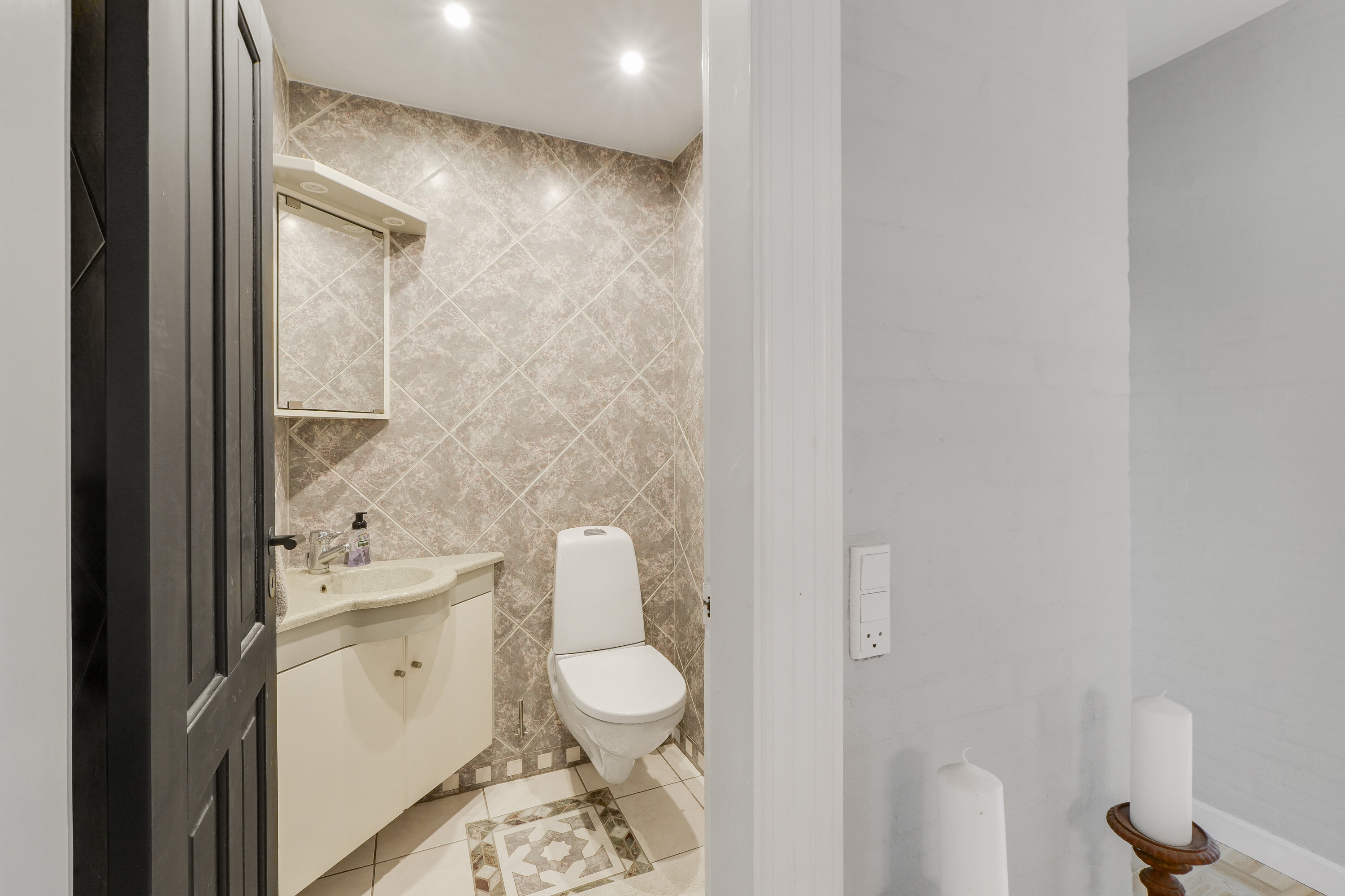 Fremhævet toilet billede i fuldskærmstilstand. Billede af Pilegårds Vænge 28, 2635 Ishøj