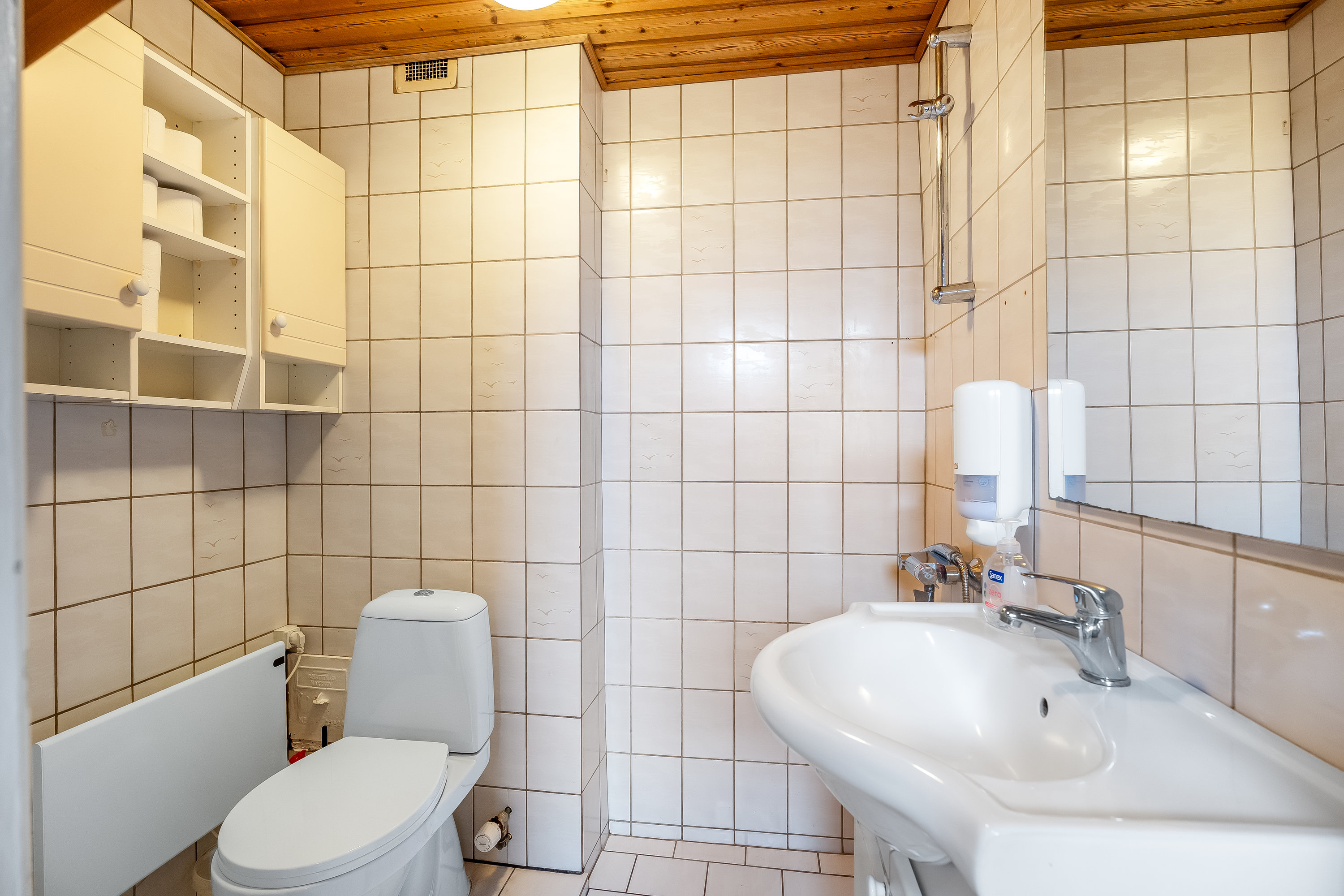 Fremhævet badeværelse billede i fuldskærmstilstand. Billede af Præstevangen 1, 4983 Dannemare