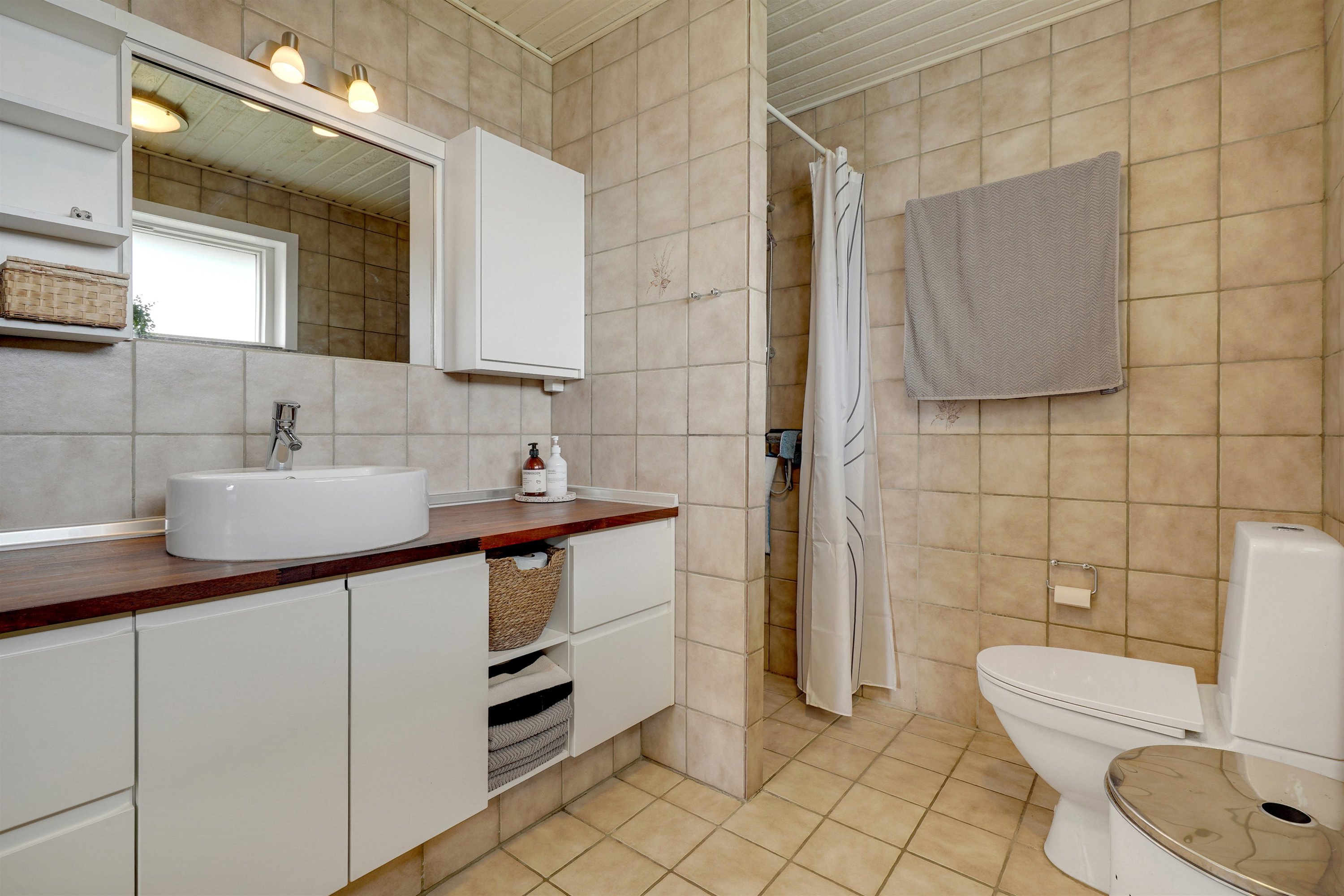 Fremhævet badeværelse billede i fuldskærmstilstand. Billede af Skovbakken 31, 6715 Esbjerg N