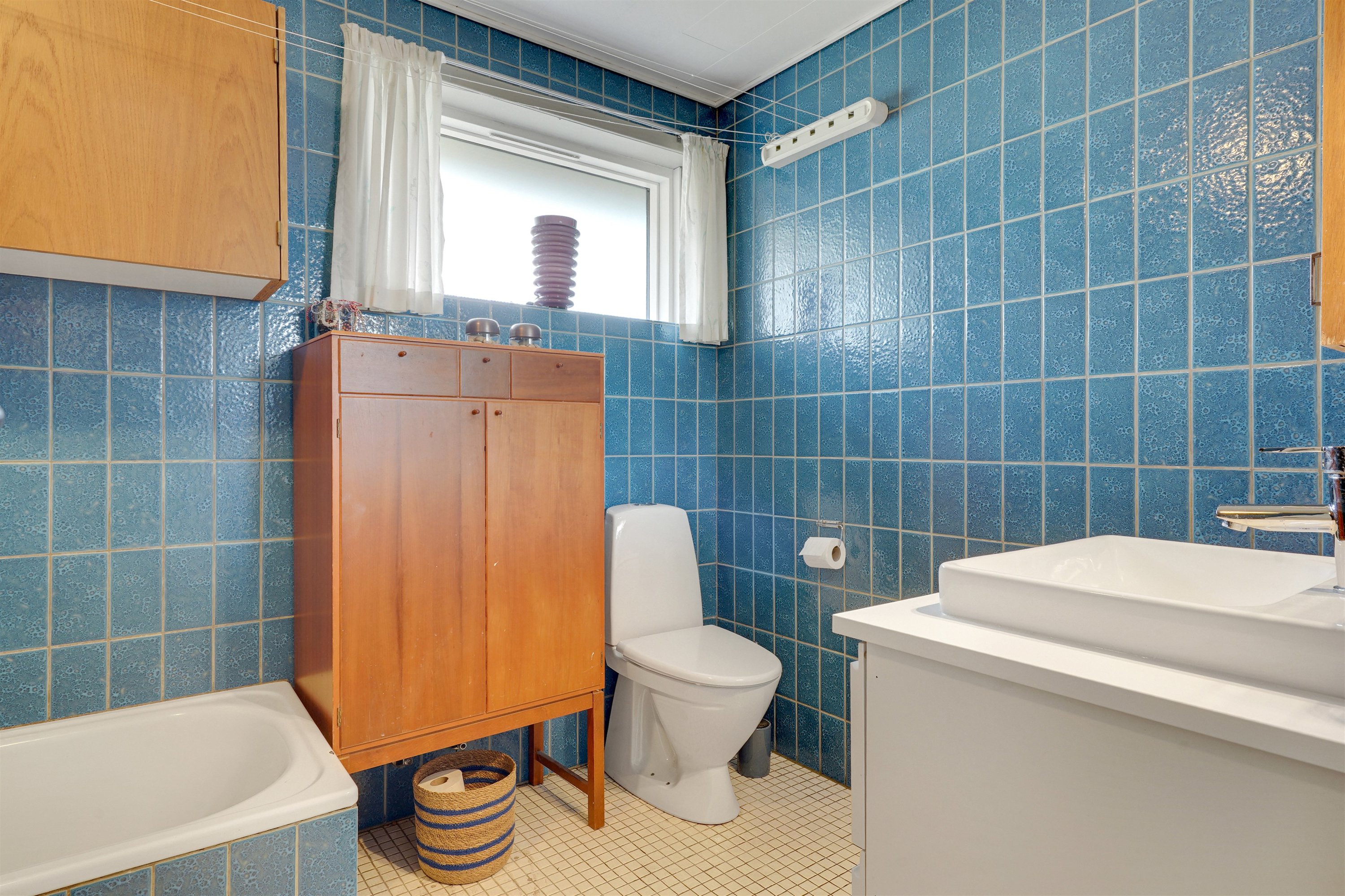 Fremhævet badeværelse billede i fuldskærmstilstand. Billede af Skovbakken 31, 6715 Esbjerg N