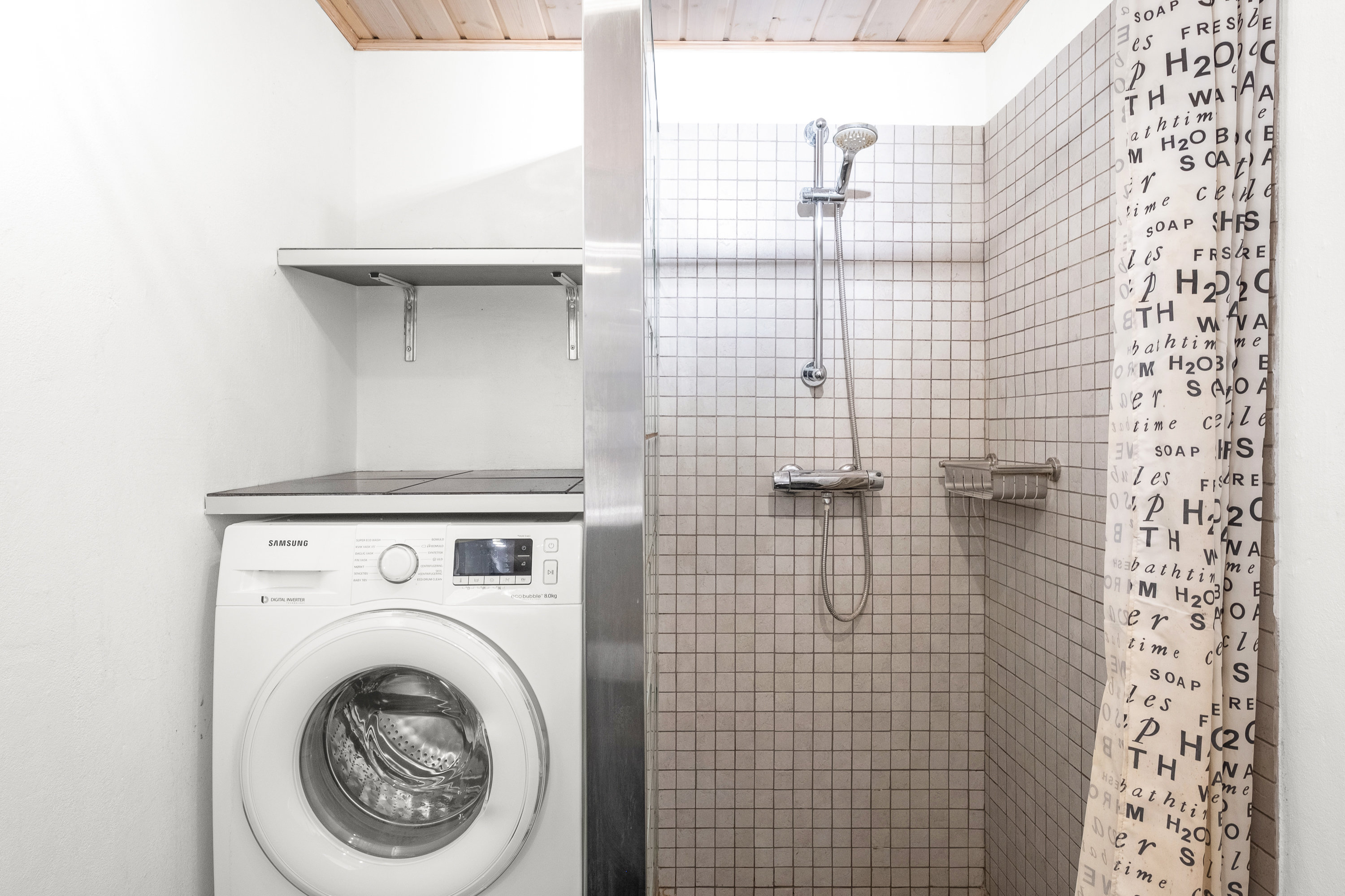 Fremhævet bade billede i fuldskærmstilstand. Billede af Vestre Havevej 42, 8520 Lystrup