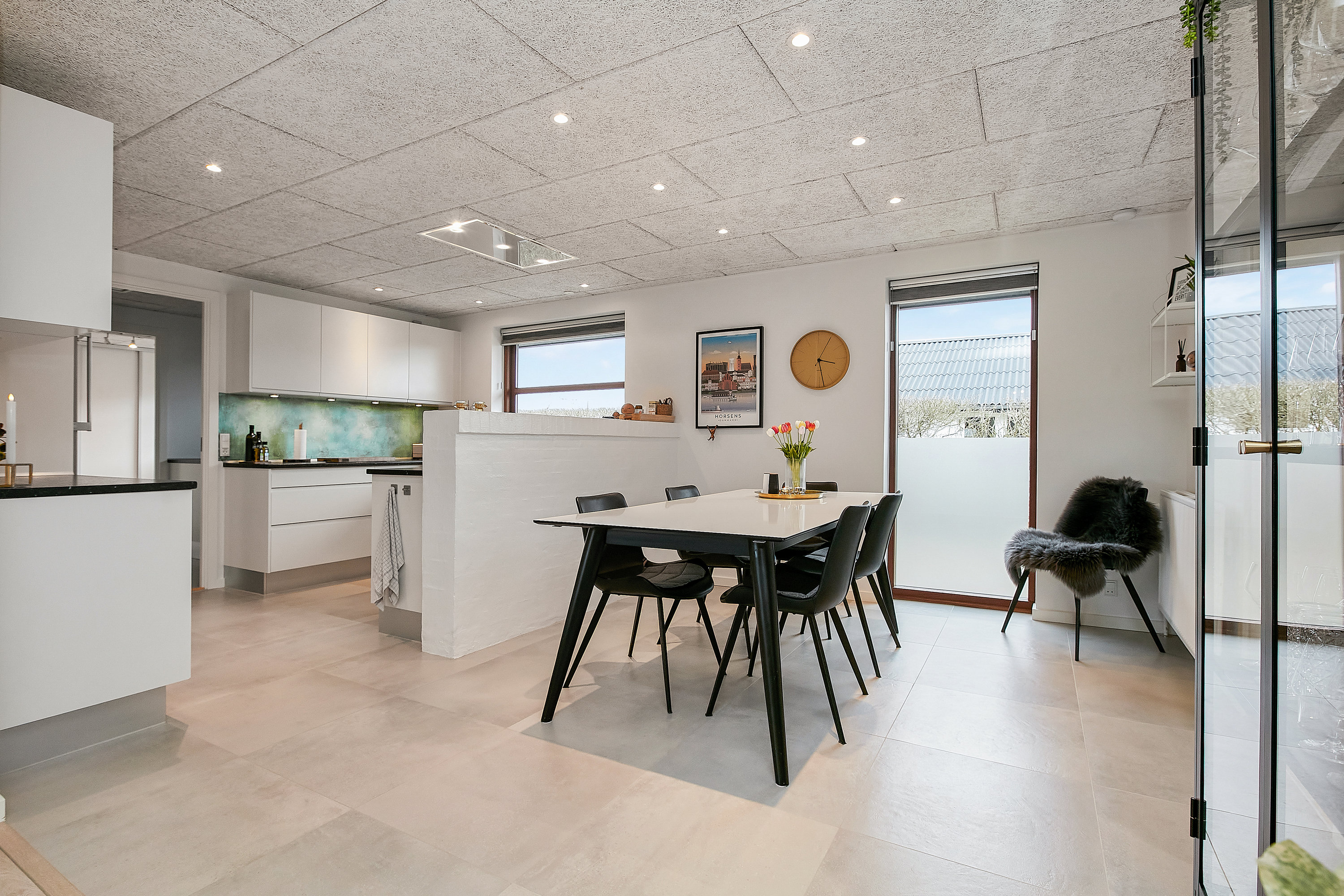 Fremhævet køkken/alrum billede i fuldskærmstilstand. Billede af Bytoften 9, Tyrsted, 8700 Horsens