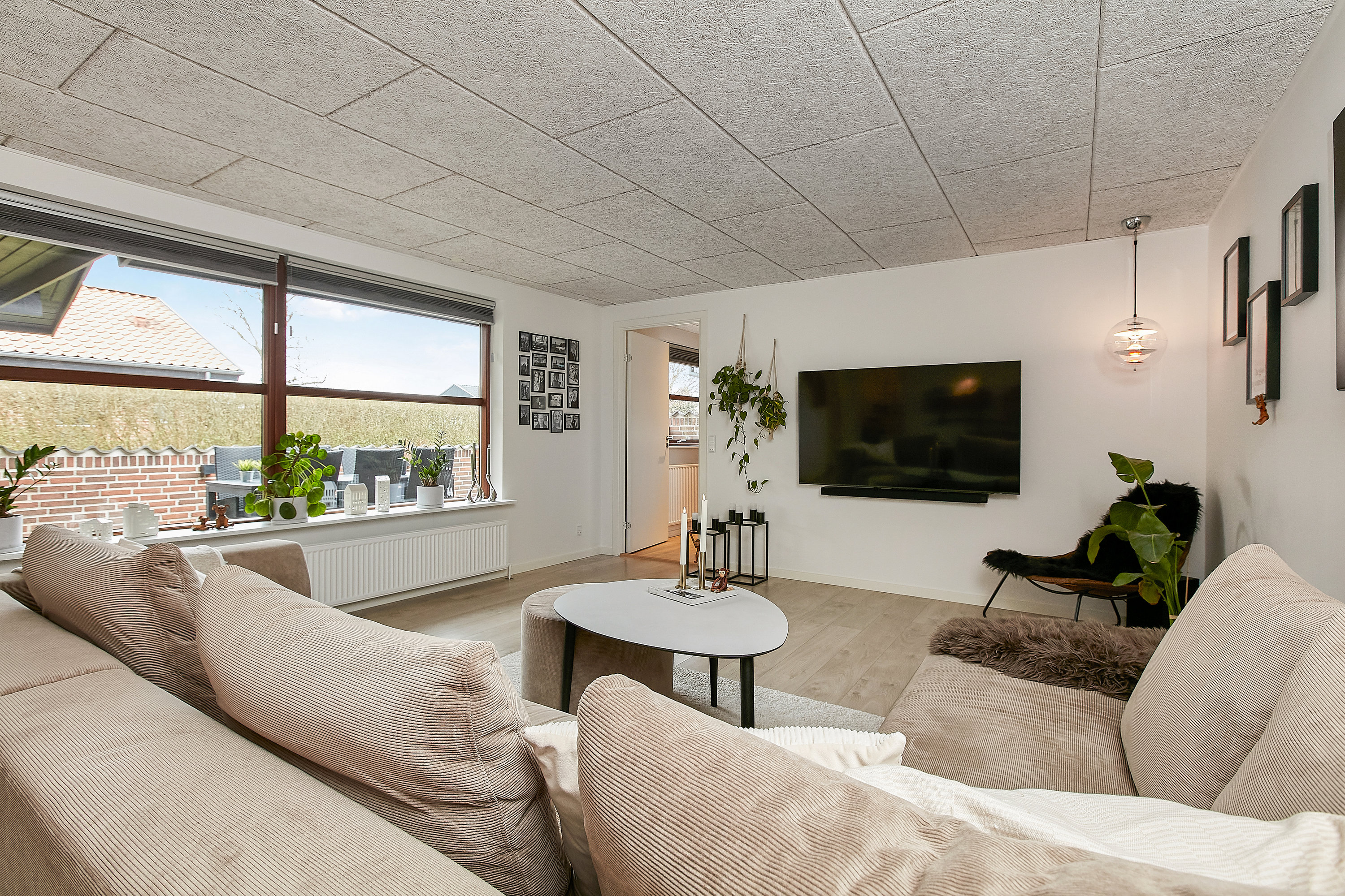 Fremhævet stue billede i fuldskærmstilstand. Billede af Bytoften 9, Tyrsted, 8700 Horsens