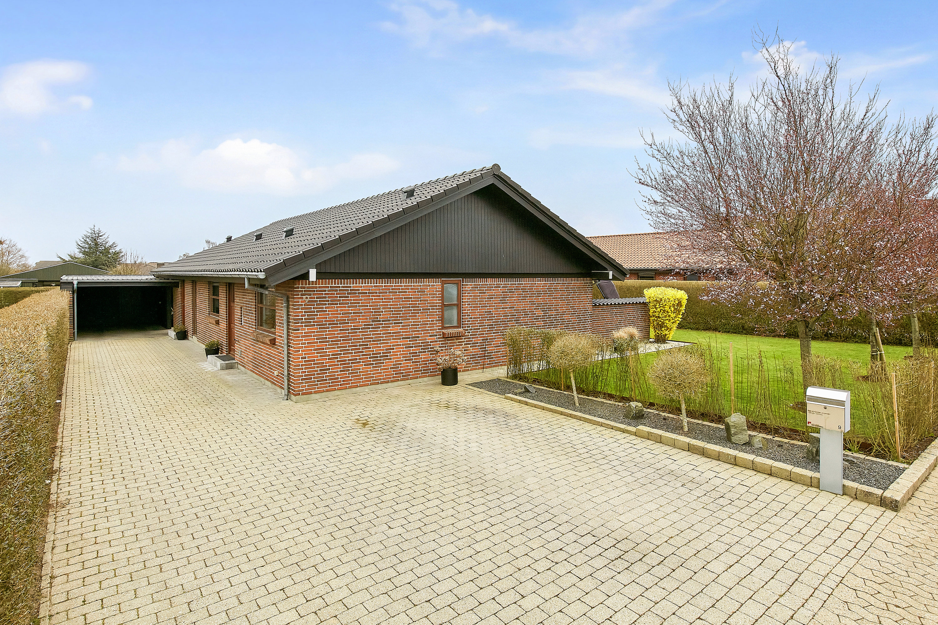 Villa: Set fra vejen på Bytoften 9, Tyrsted, 8700 Horsens