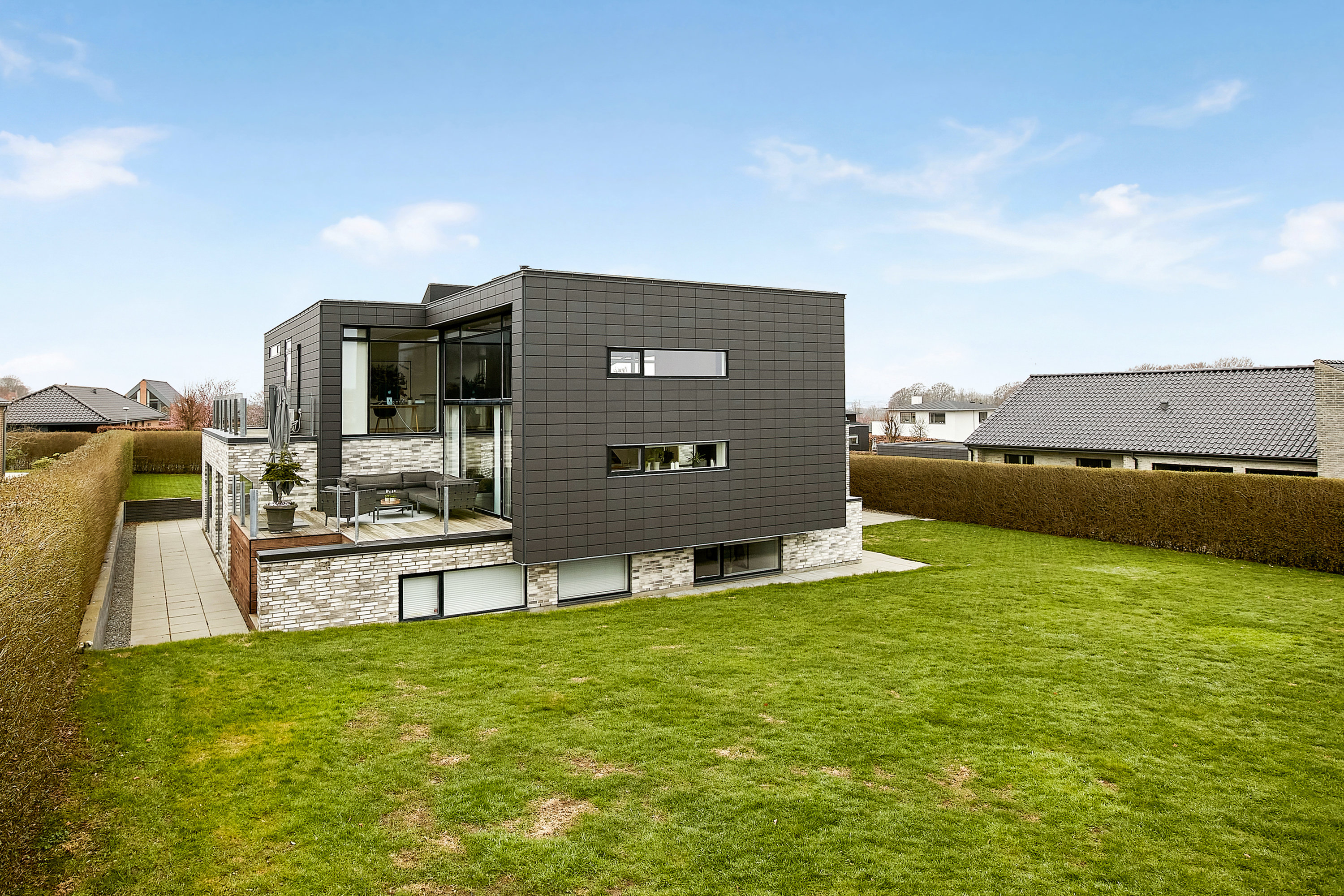 Villa: Set fra haven på Tyrstedlund 49, 8700 Horsens