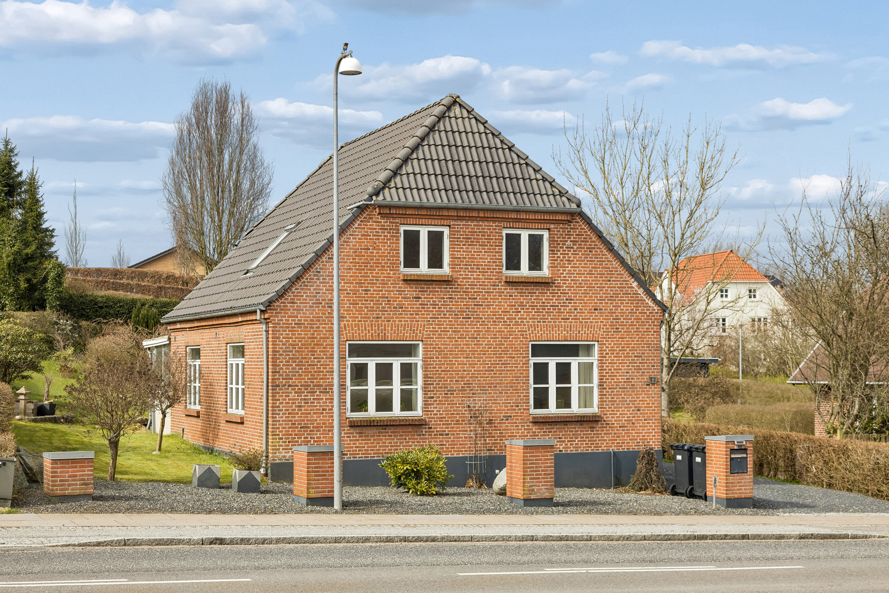 Miniaturebillede 1: set fra vejen. Billede af Søndergade 42, 6040 Egtved