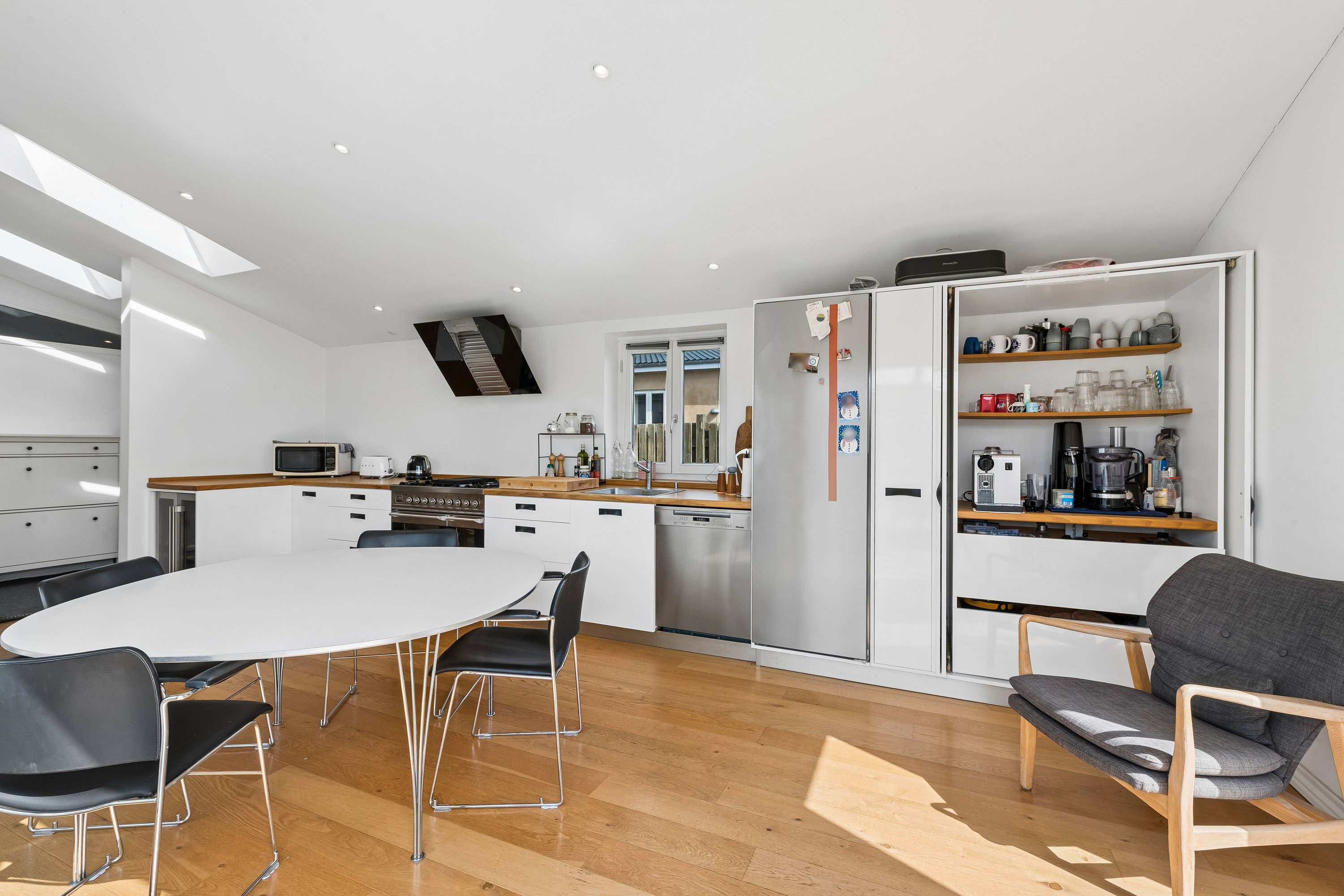 Fremhævet stue billede i fuldskærmstilstand. Billede af Stavnsbjerg Alle 37, 2860 Søborg