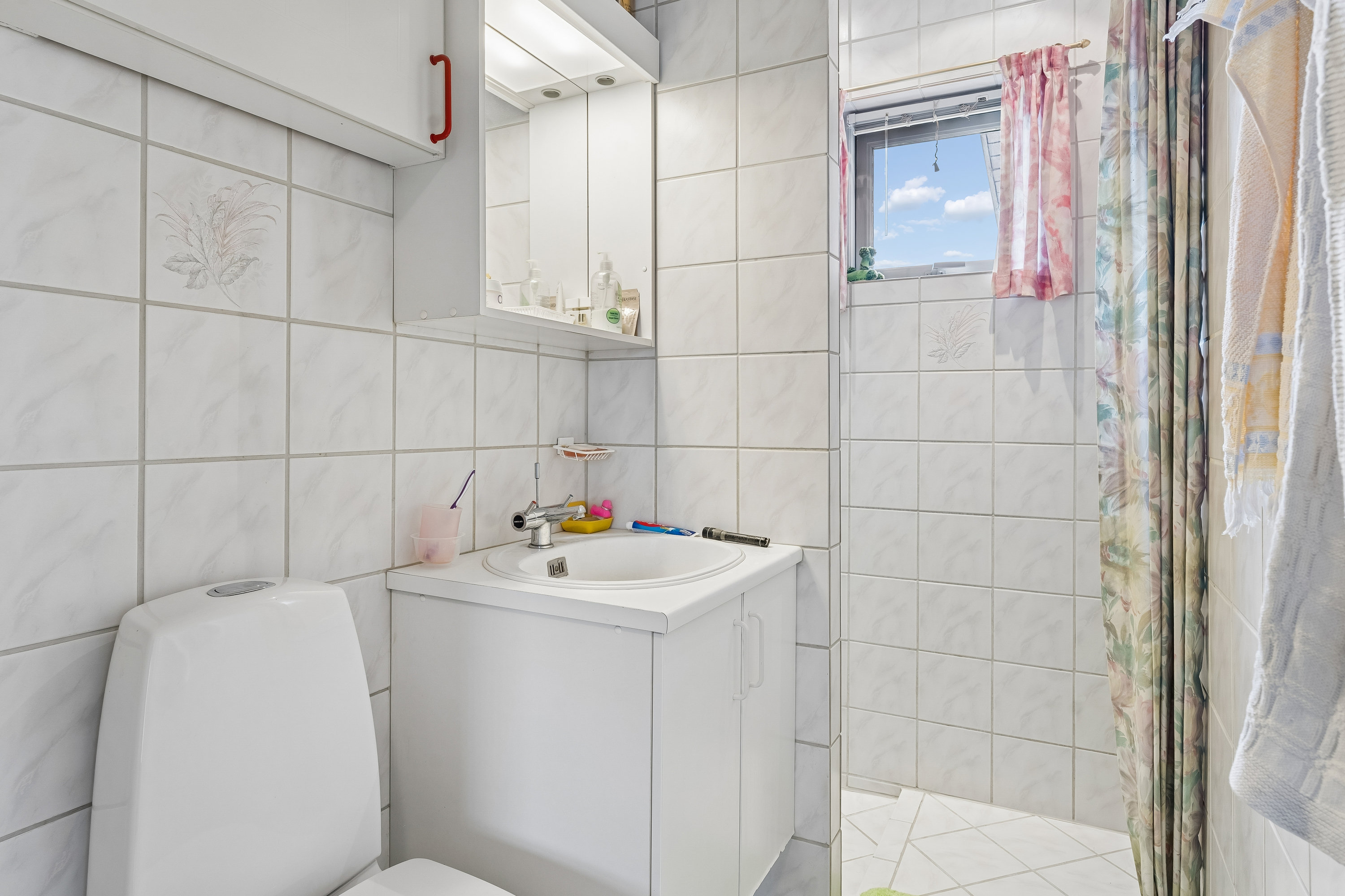 Fremhævet badeværelse billede i fuldskærmstilstand. Billede af Toftevænget 16, 8723 Løsning