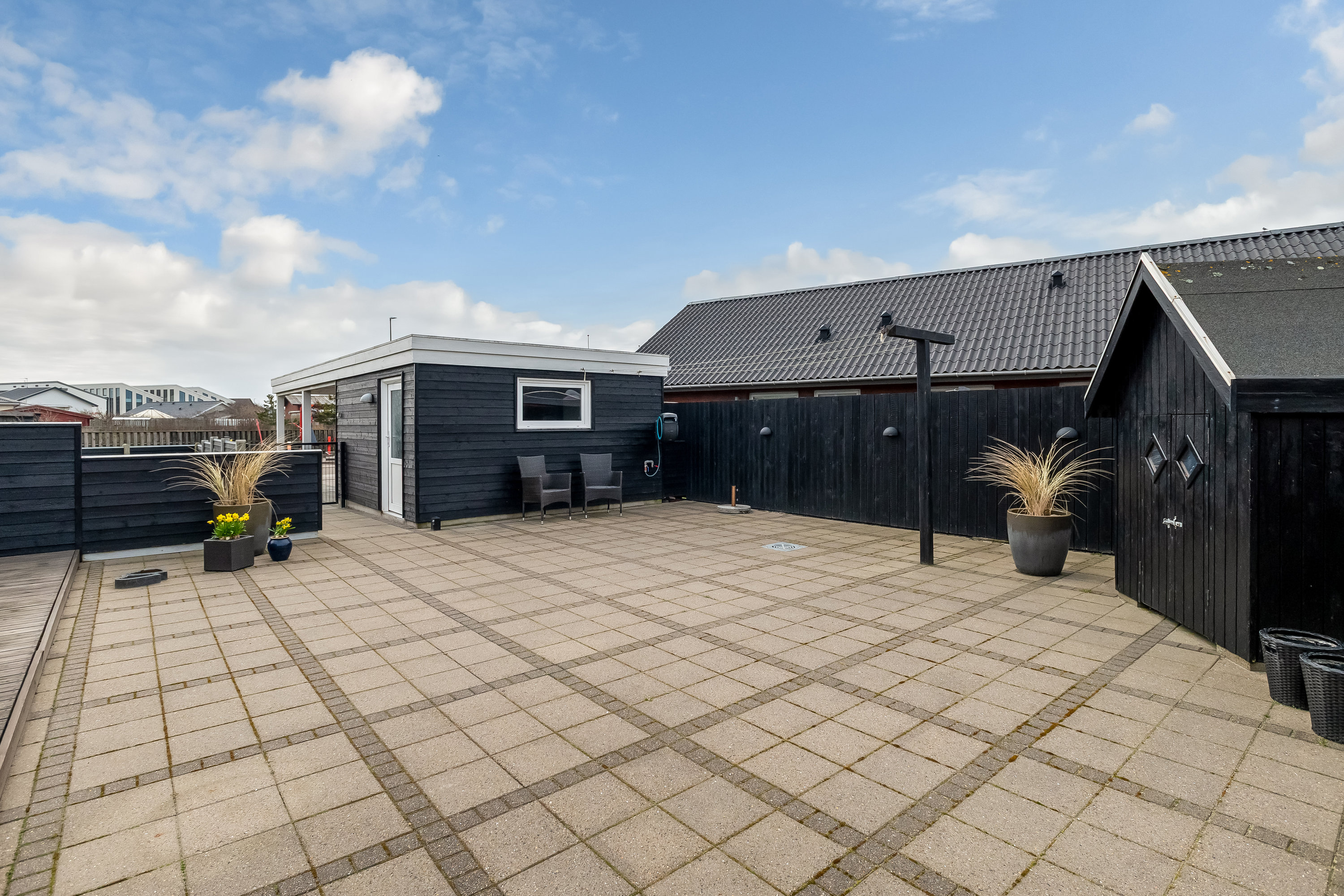 Miniaturebillede 1: gårdhave. Billede af Vestergade 11, 6960 Hvide Sande