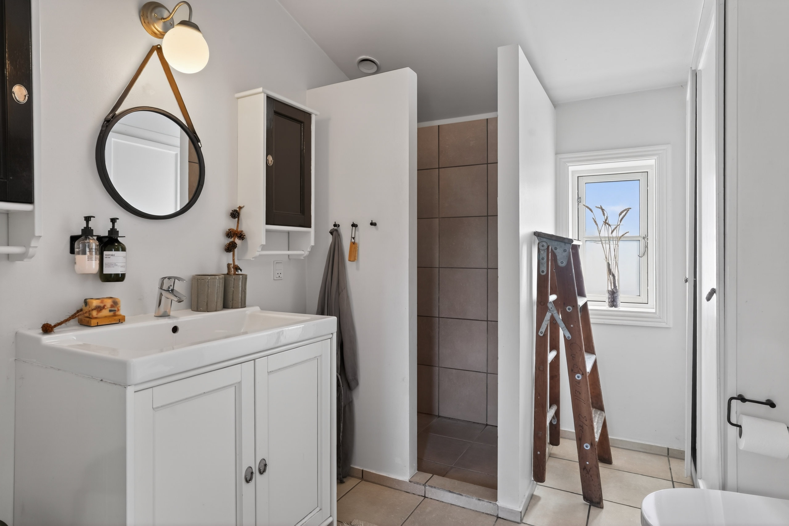 Fremhævet badeværelse billede i fuldskærmstilstand. Billede af Storhøjs Alle 9, Strand Esbønderup, 3250 Gilleleje