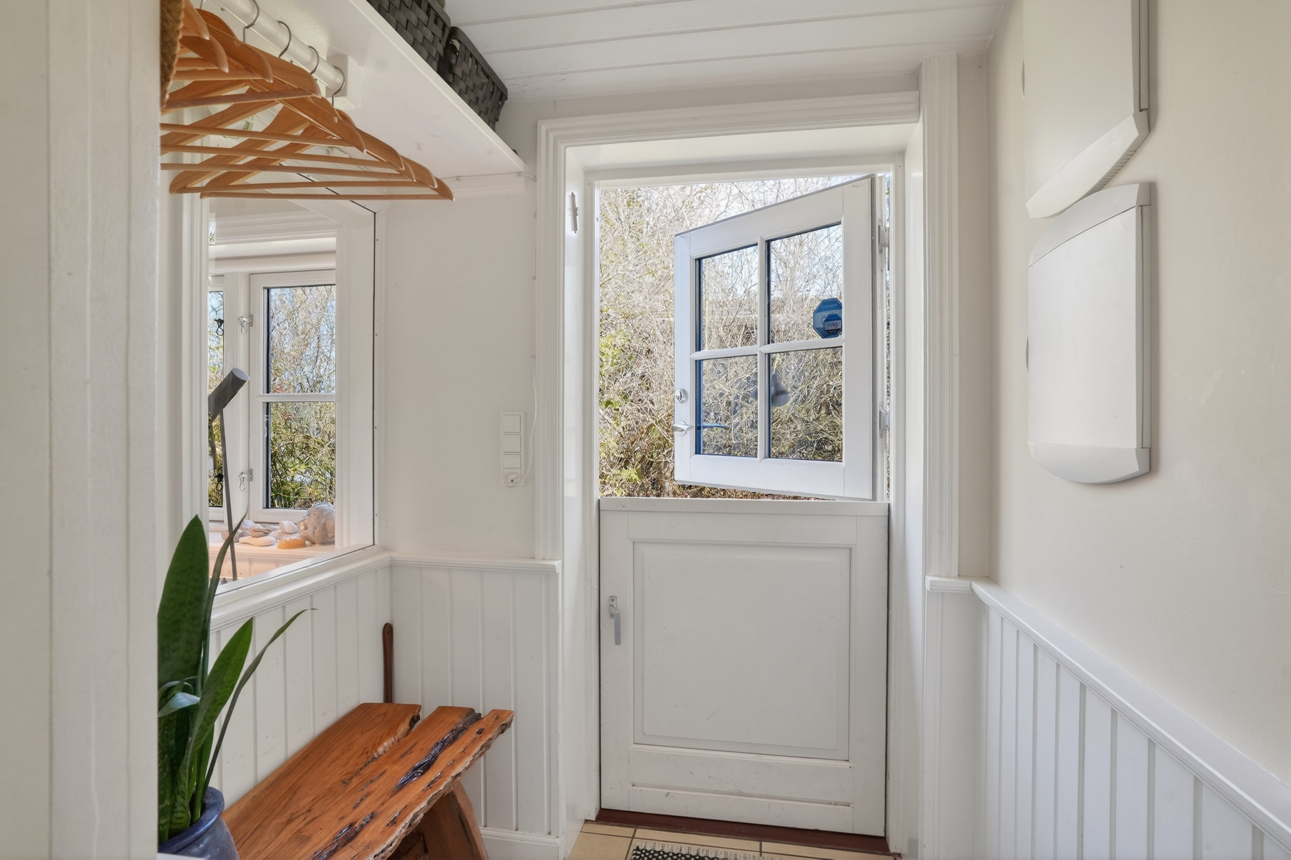 Fremhævet entré billede i fuldskærmstilstand. Billede af Storhøjs Alle 9, Strand Esbønderup, 3250 Gilleleje