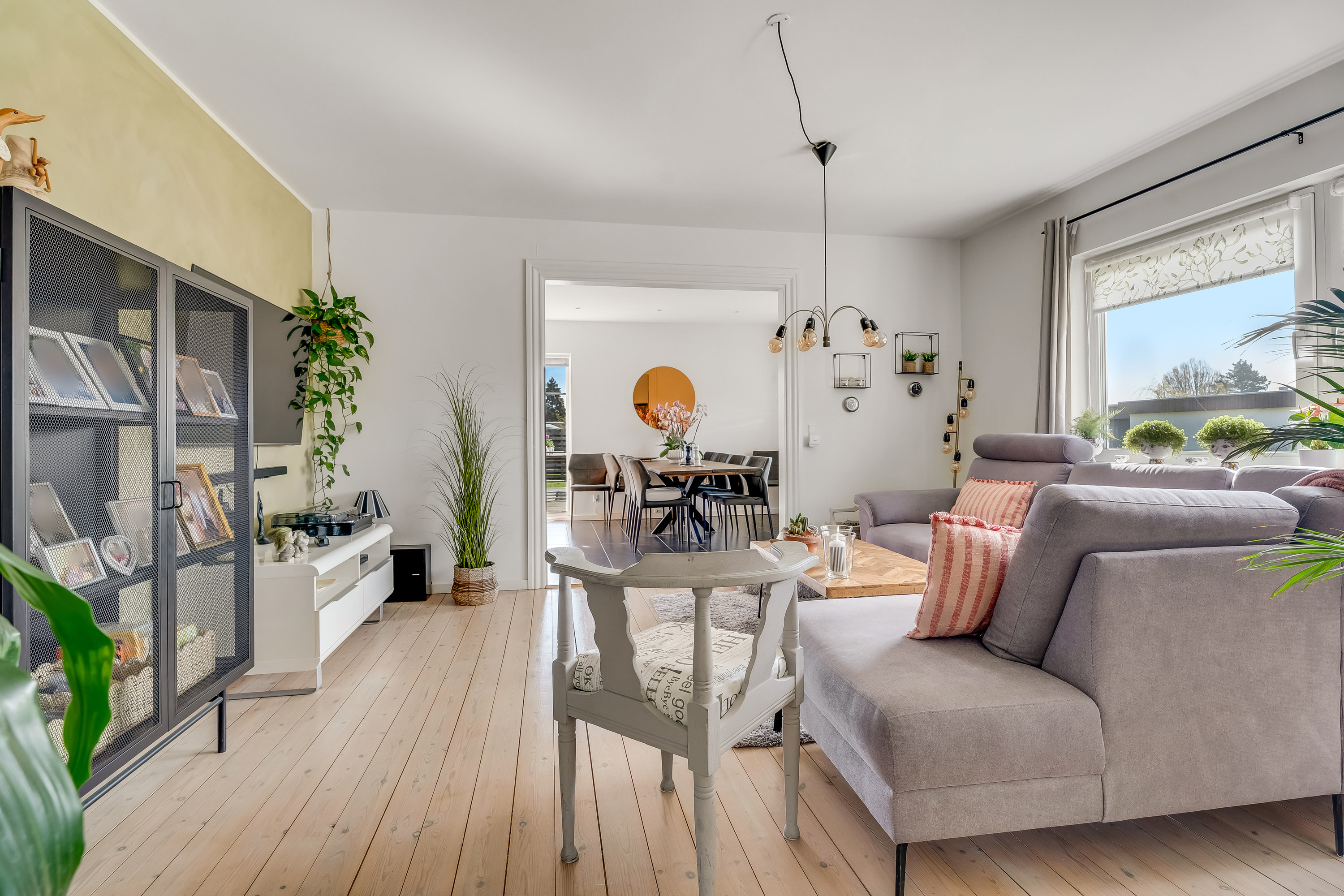 Fremhævet stue billede i fuldskærmstilstand. Billede af Skovvej 37, 4840 Nørre Alslev