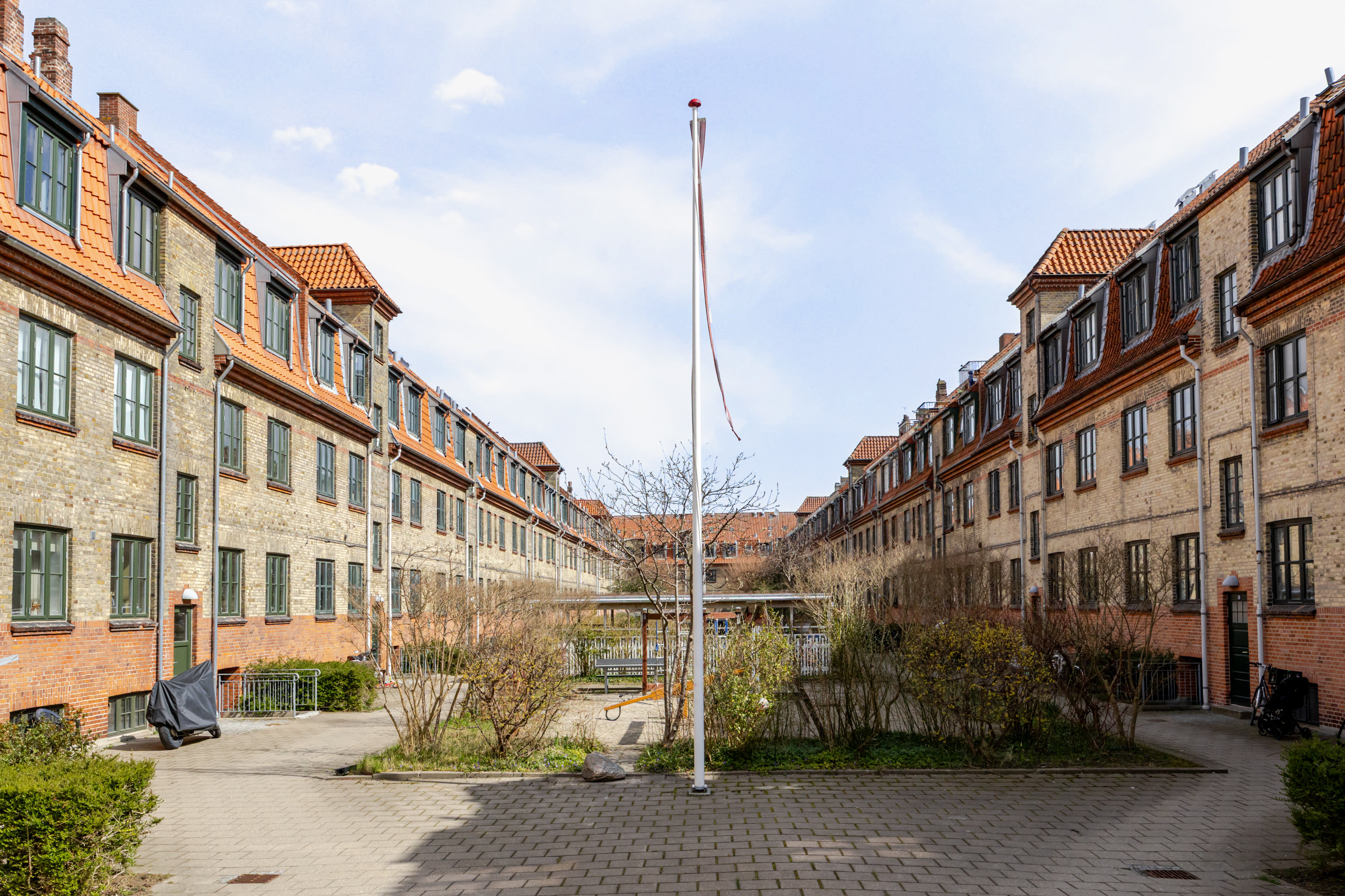 Fremhævet andet billede i fuldskærmstilstand. Billede af P. Knudsens Gade 16, 2. tv., 2450 København SV