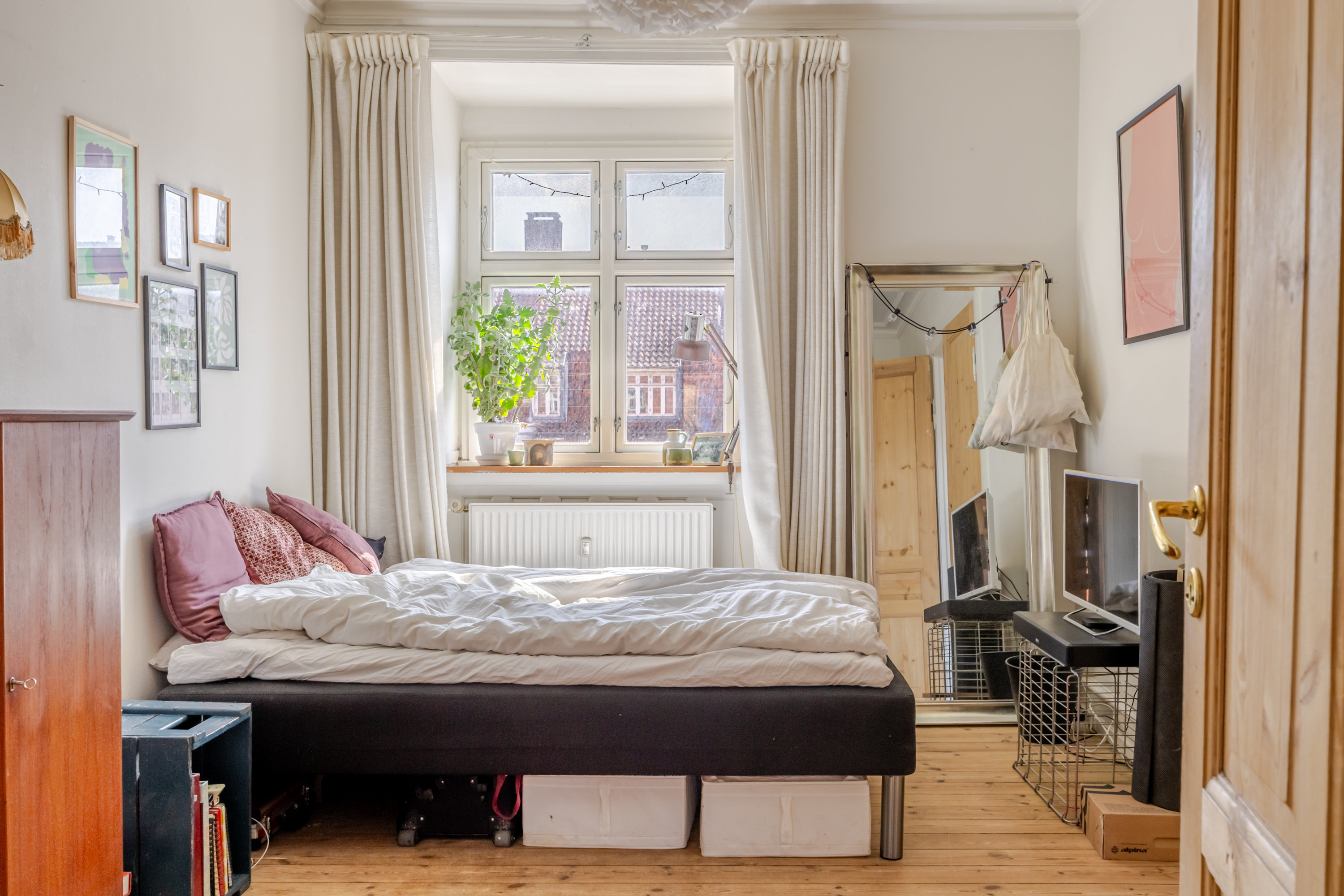 Fremhævet andet billede i fuldskærmstilstand. Billede af P. Knudsens Gade 16, 2. tv., 2450 København SV