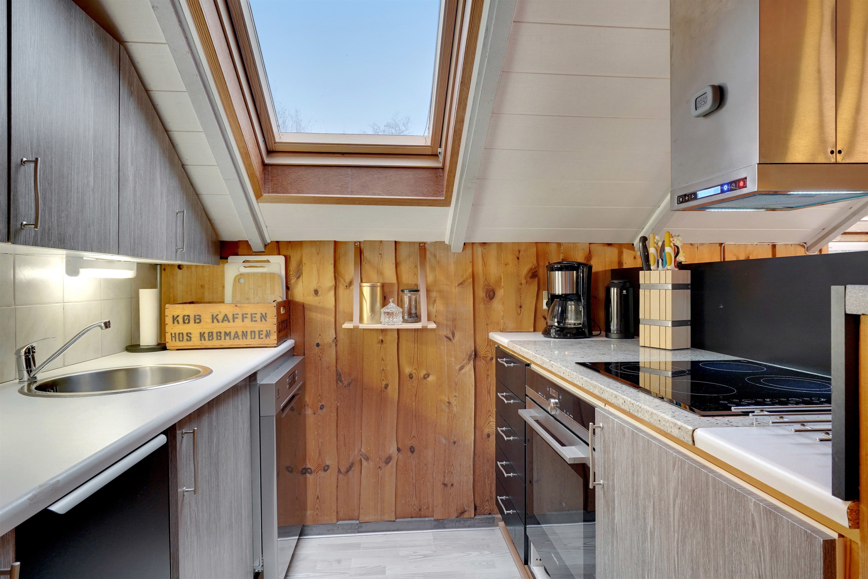 Fremhævet køkken billede i fuldskærmstilstand. Billede af Birkelunden 1, Jegum, 6840 Oksbøl