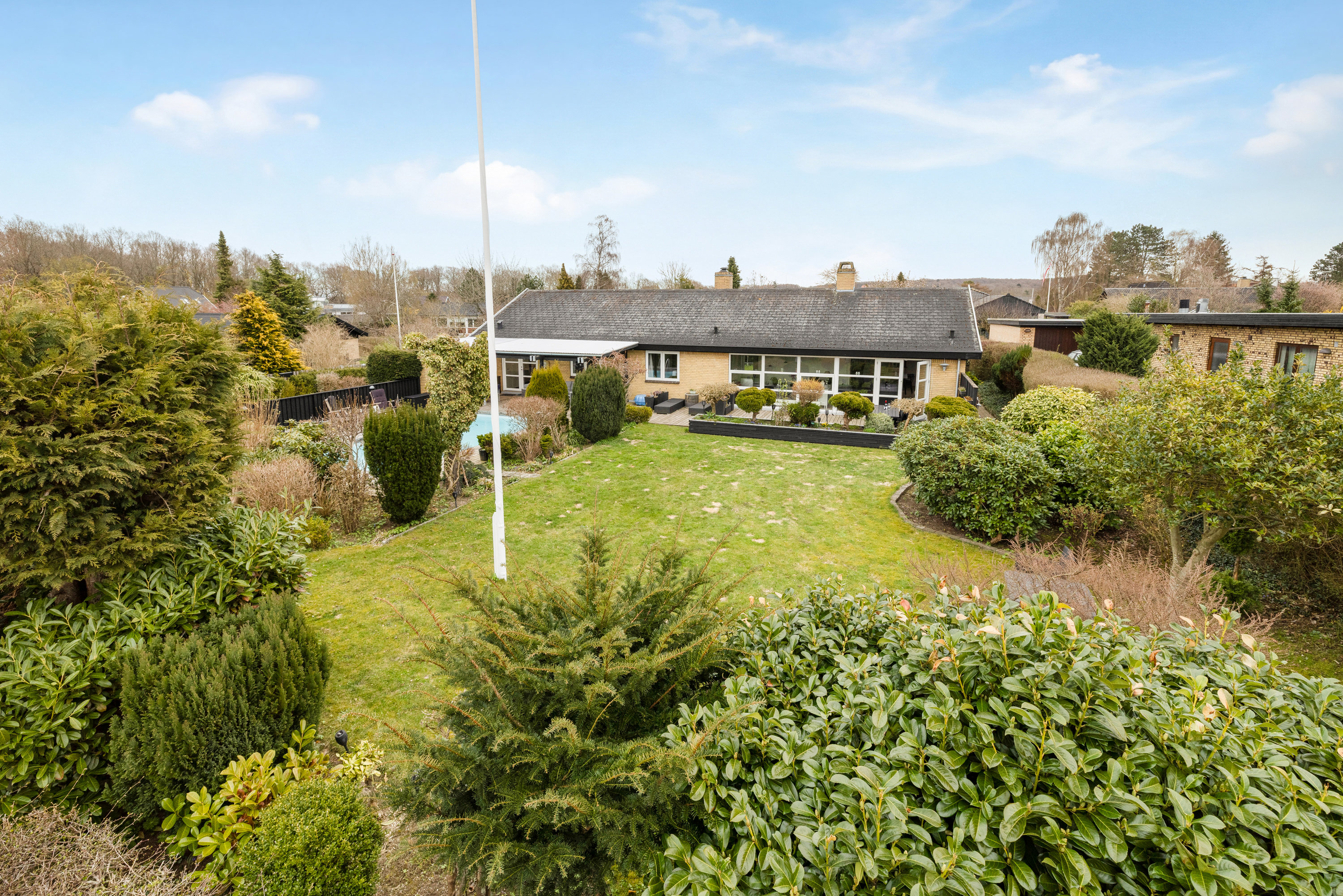 Fremhævet facade billede i fuldskærmstilstand. Billede af Skovvang 24, 3460 Birkerød