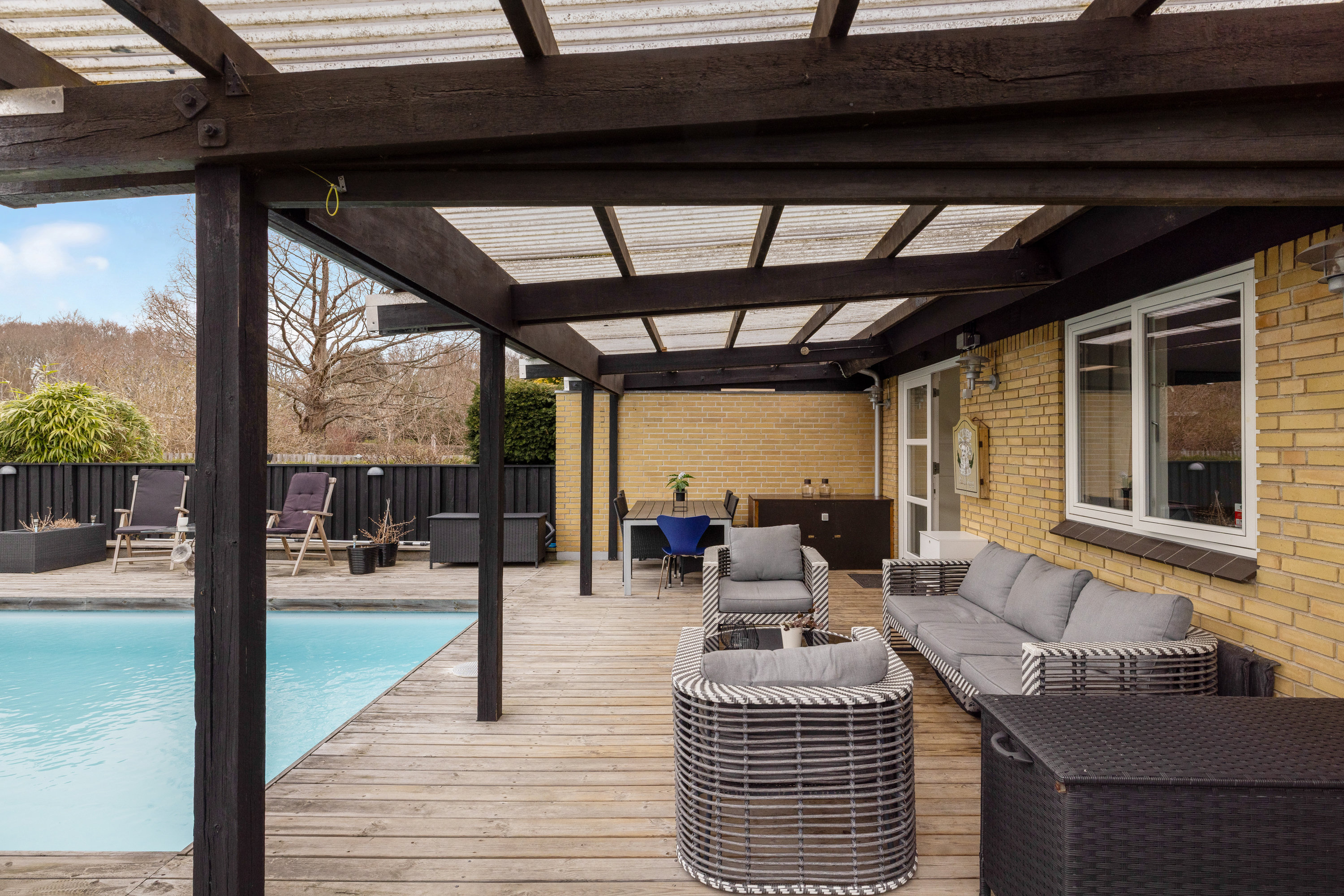 Fremhævet overdækket terrasse billede i fuldskærmstilstand. Billede af Skovvang 24, 3460 Birkerød