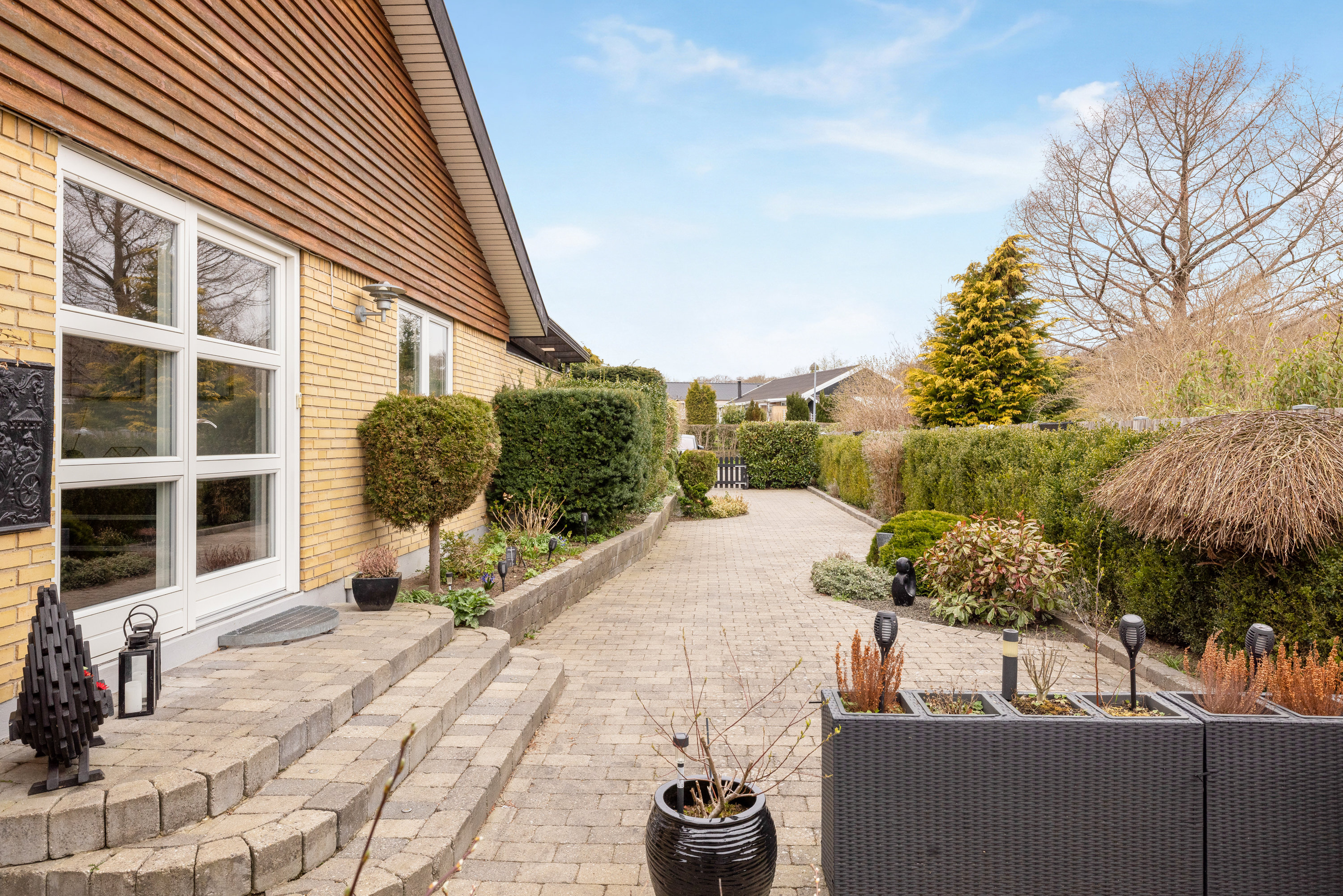 Fremhævet facade billede i fuldskærmstilstand. Billede af Skovvang 24, 3460 Birkerød