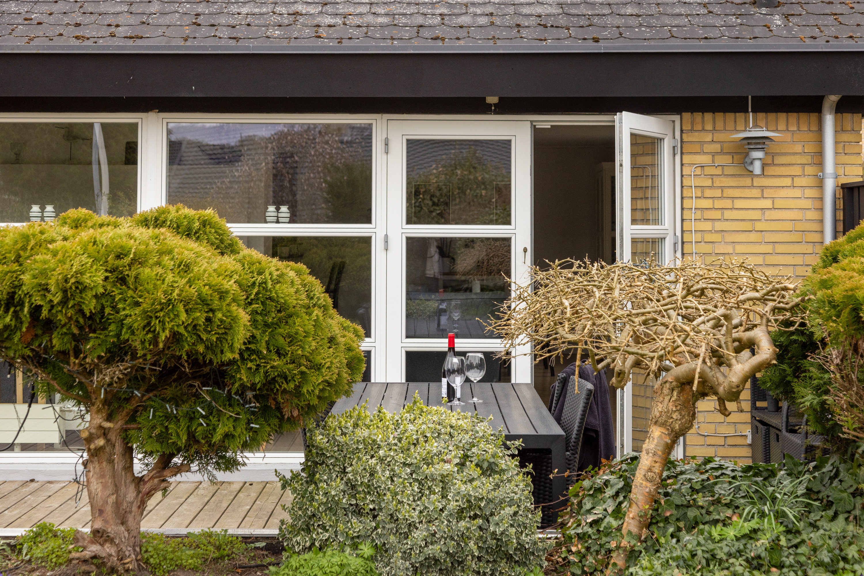 Fremhævet facade billede i fuldskærmstilstand. Billede af Skovvang 24, 3460 Birkerød