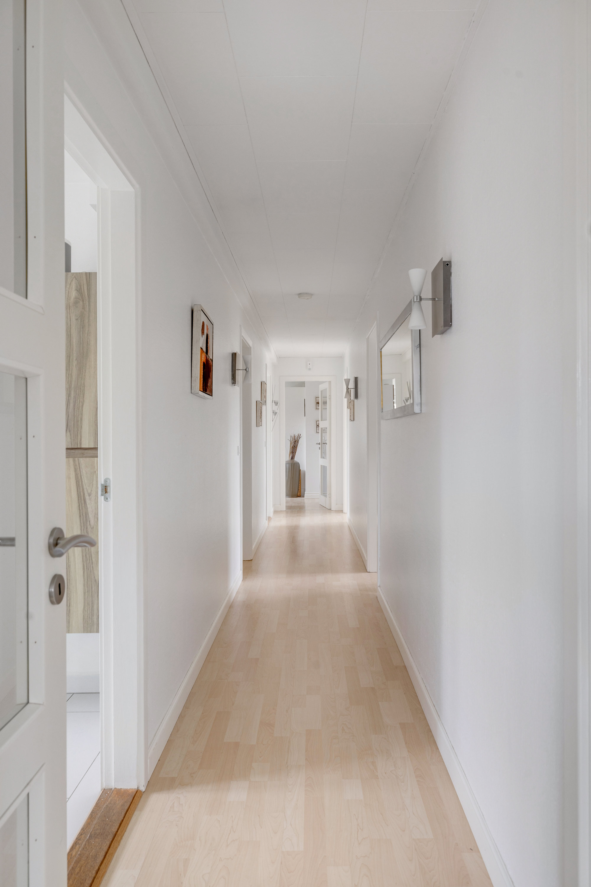 Fremhævet gang billede i fuldskærmstilstand. Billede af Skovvang 24, 3460 Birkerød