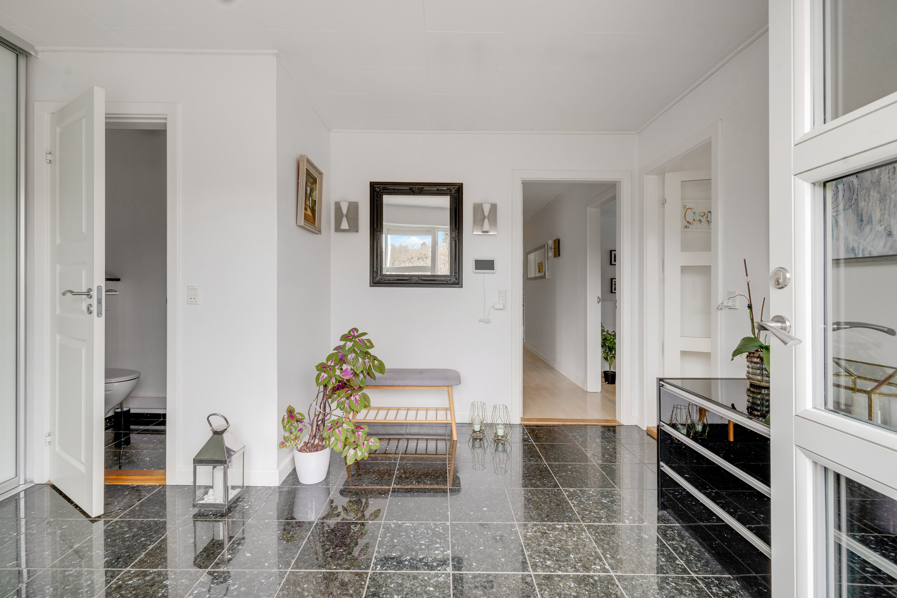 Fremhævet gang billede i fuldskærmstilstand. Billede af Skovvang 24, 3460 Birkerød