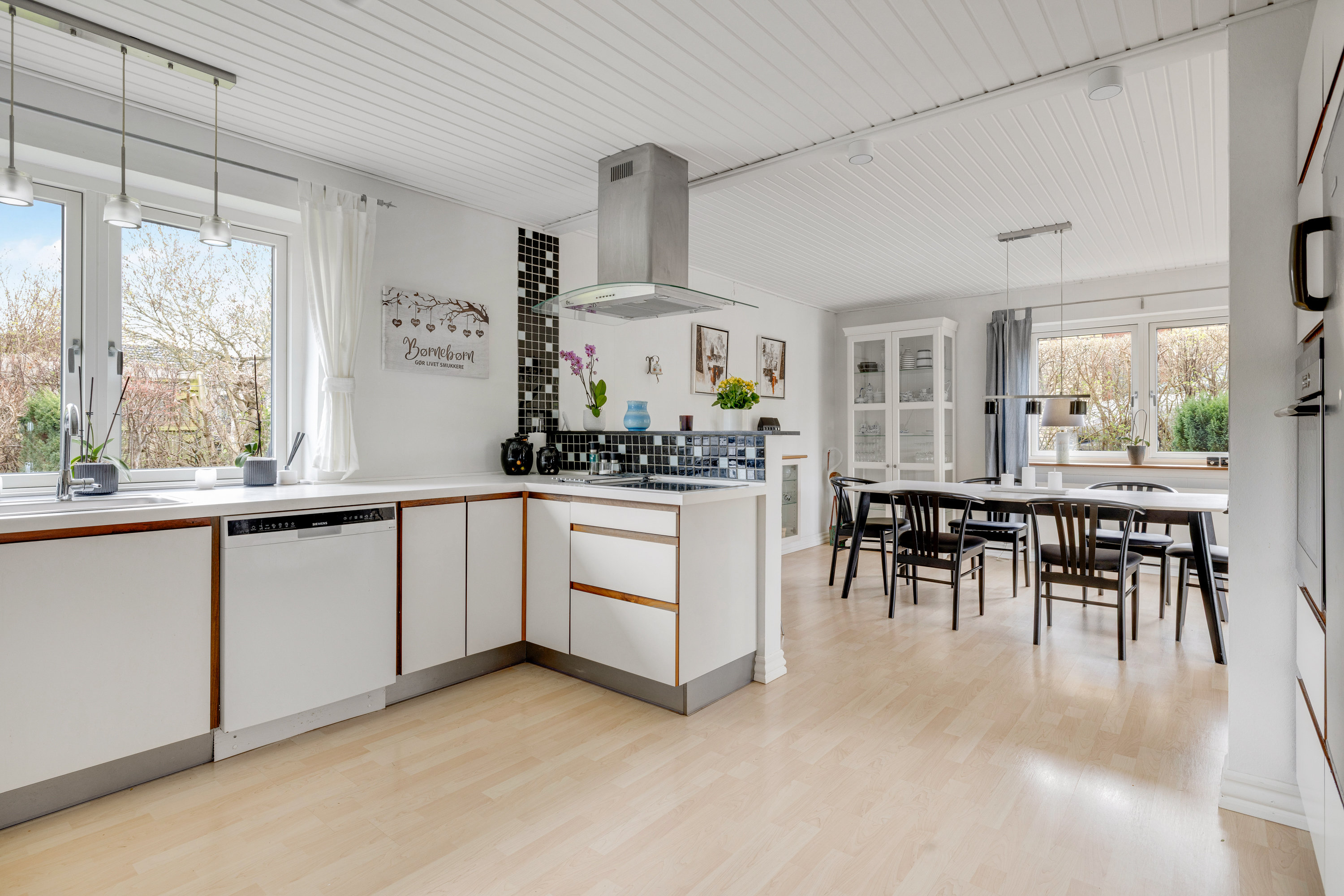 Fremhævet køkken billede i fuldskærmstilstand. Billede af Skovvang 24, 3460 Birkerød