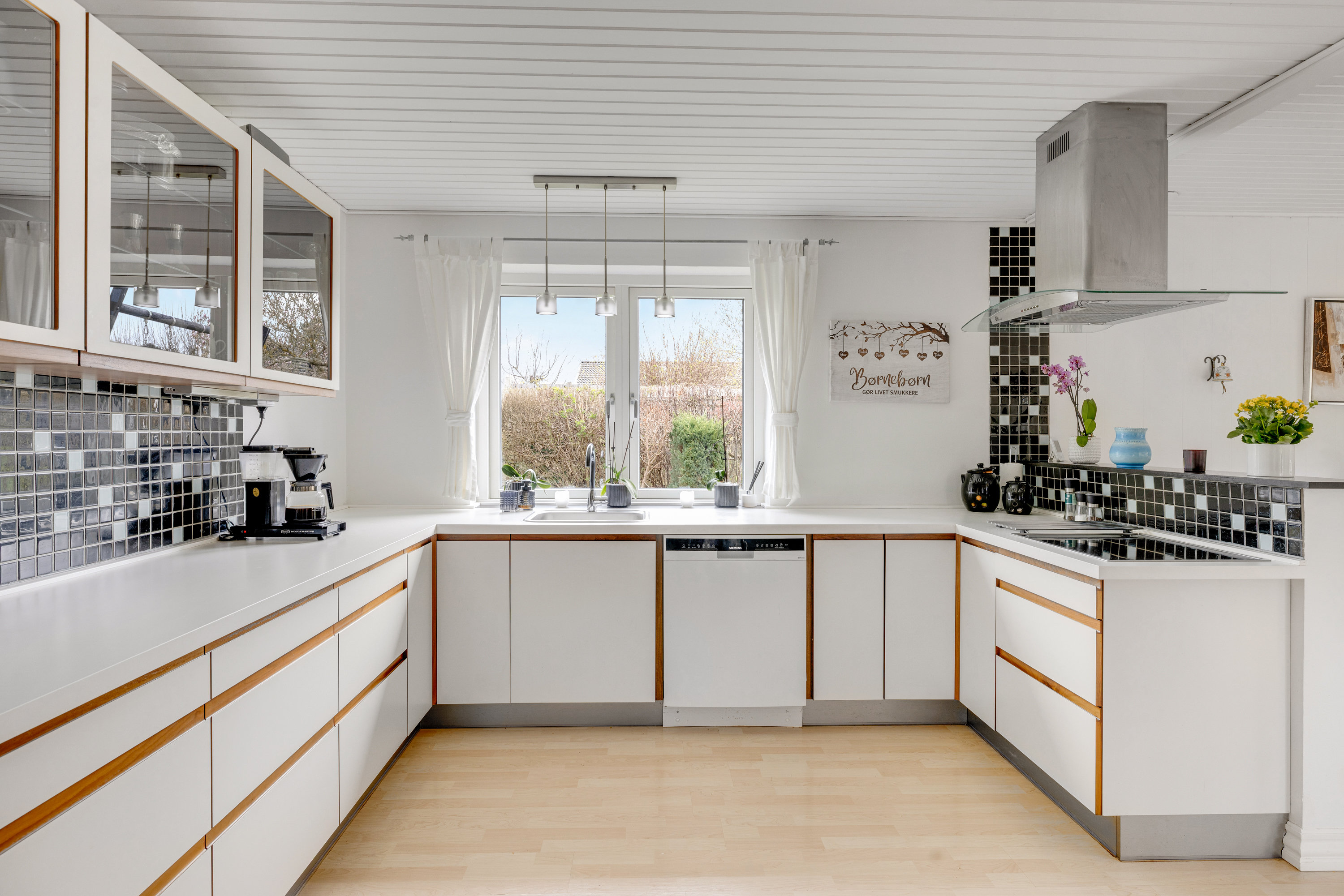 Fremhævet køkken billede i fuldskærmstilstand. Billede af Skovvang 24, 3460 Birkerød