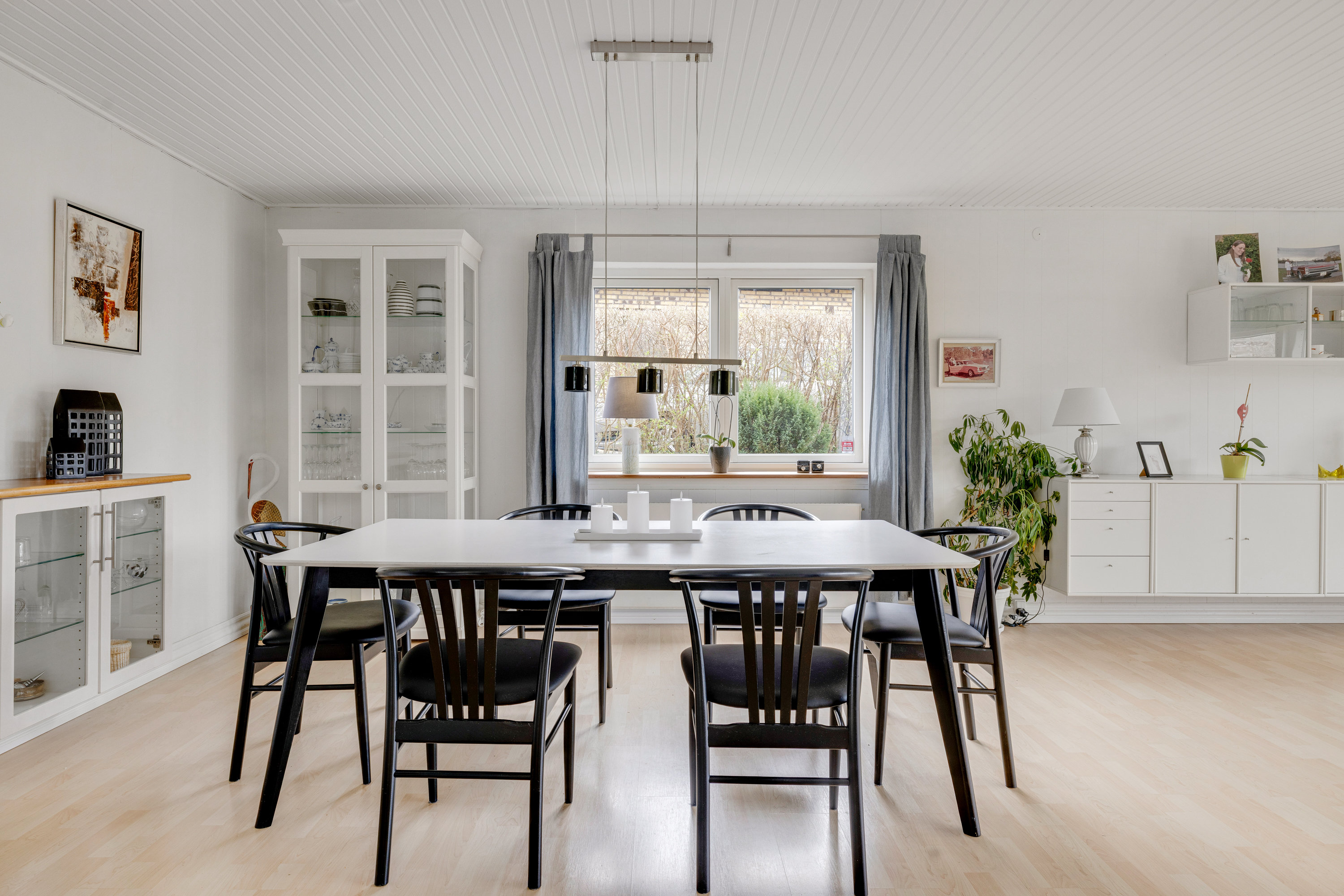 Fremhævet stue billede i fuldskærmstilstand. Billede af Skovvang 24, 3460 Birkerød