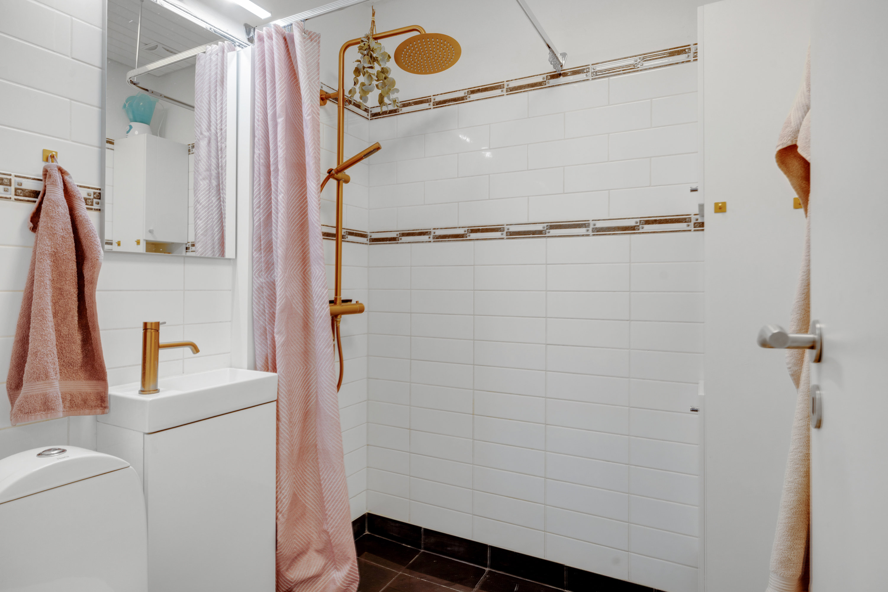 Fremhævet badeværelse billede i fuldskærmstilstand. Billede af Nytoften 17, 2750 Ballerup