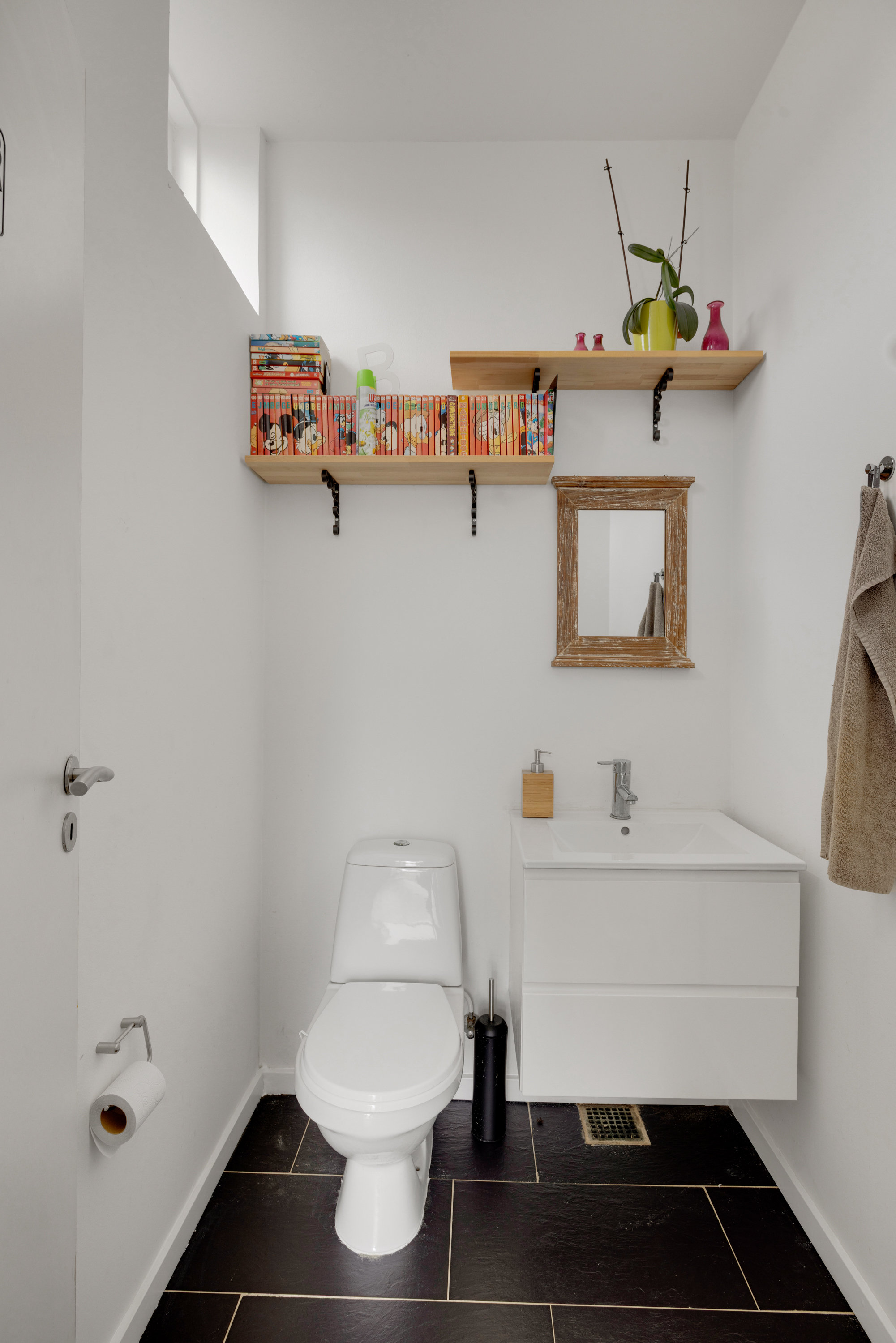 Fremhævet toilet billede i fuldskærmstilstand. Billede af Nytoften 17, 2750 Ballerup