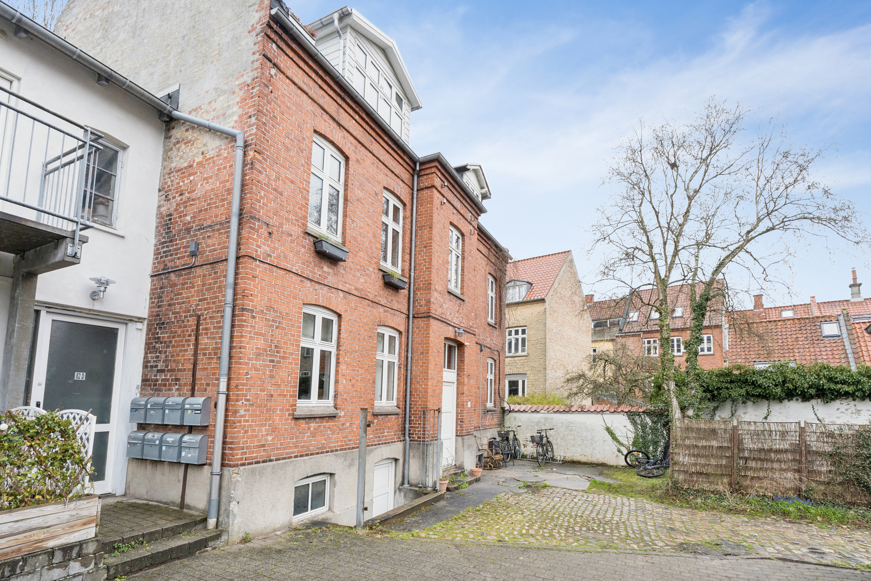 Fremhævet set fra vejen billede i fuldskærmstilstand. Billede af Sjællandsgade 82C, 2. th., 8000 Aarhus C