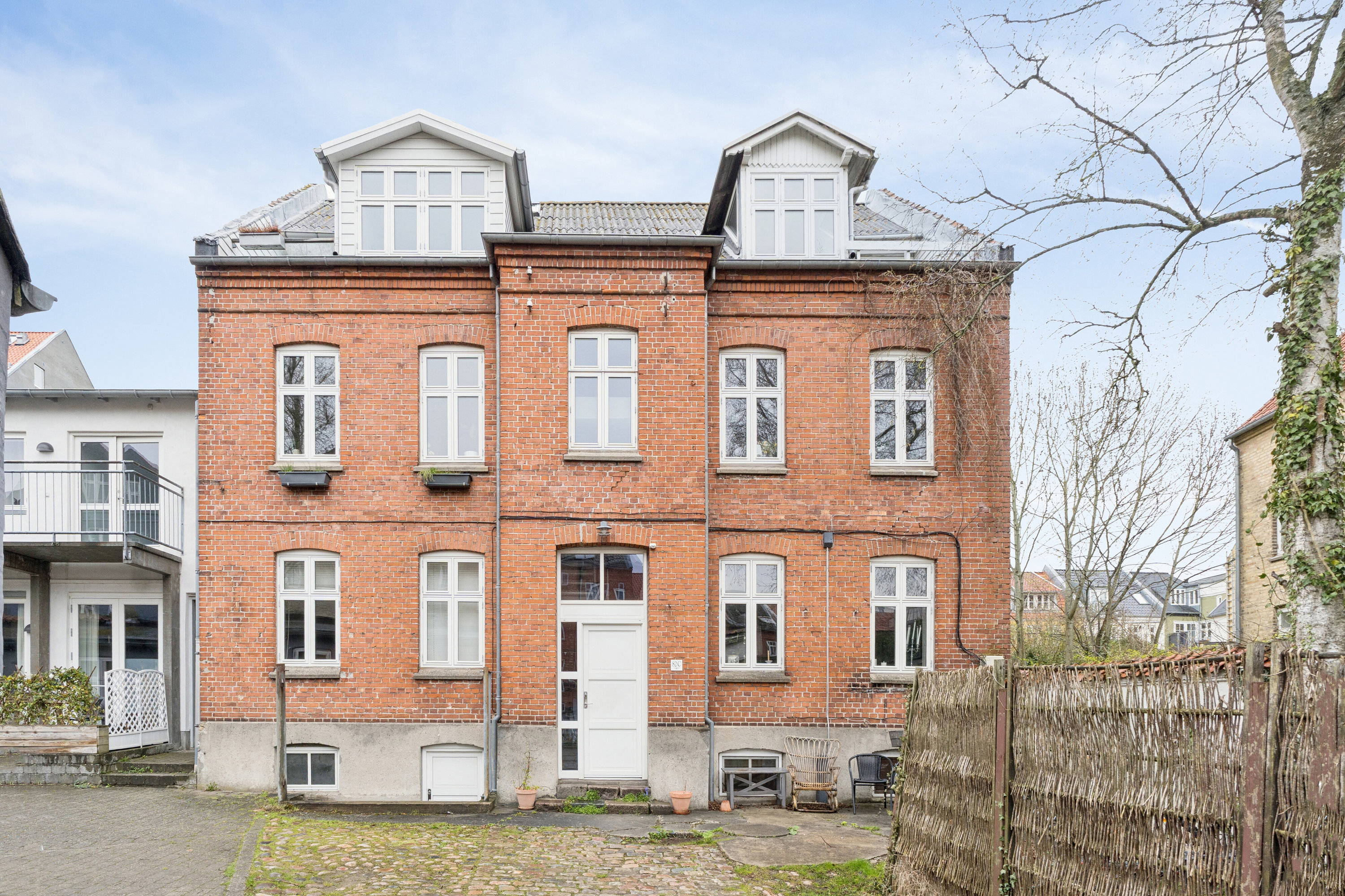 Fremhævet set fra vejen billede i fuldskærmstilstand. Billede af Sjællandsgade 82C, 2. th., 8000 Aarhus C