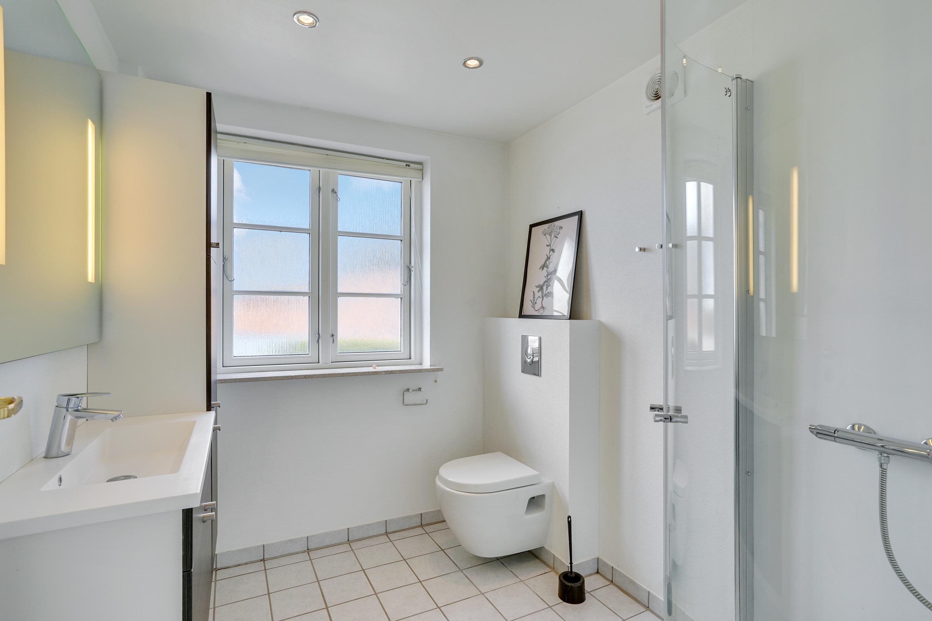 Fremhævet badeværelse billede i fuldskærmstilstand. Billede af Nøjsomhedsvej 16, Købelev, 4900 Nakskov