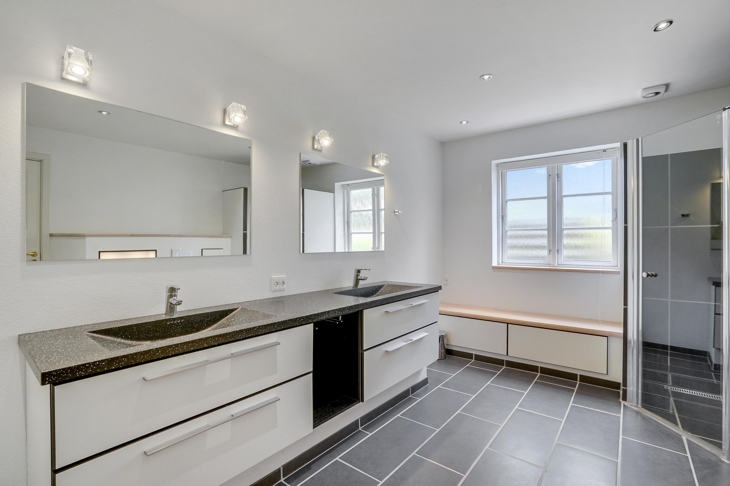 Fremhævet badeværelse billede i fuldskærmstilstand. Billede af Nøjsomhedsvej 16, Købelev, 4900 Nakskov