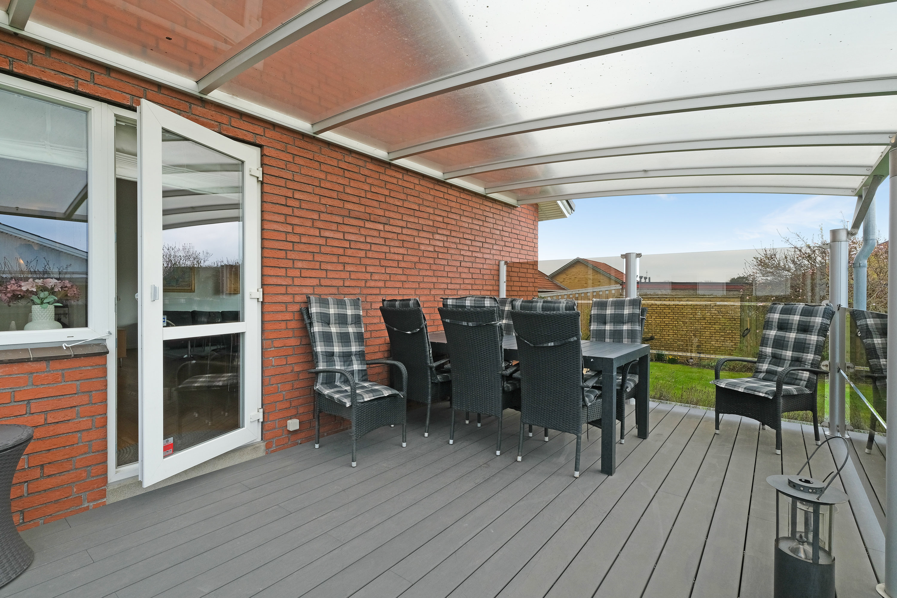 Fremhævet overdækket terrasse billede i fuldskærmstilstand. Billede af Fynsvej 24, 5500 Middelfart
