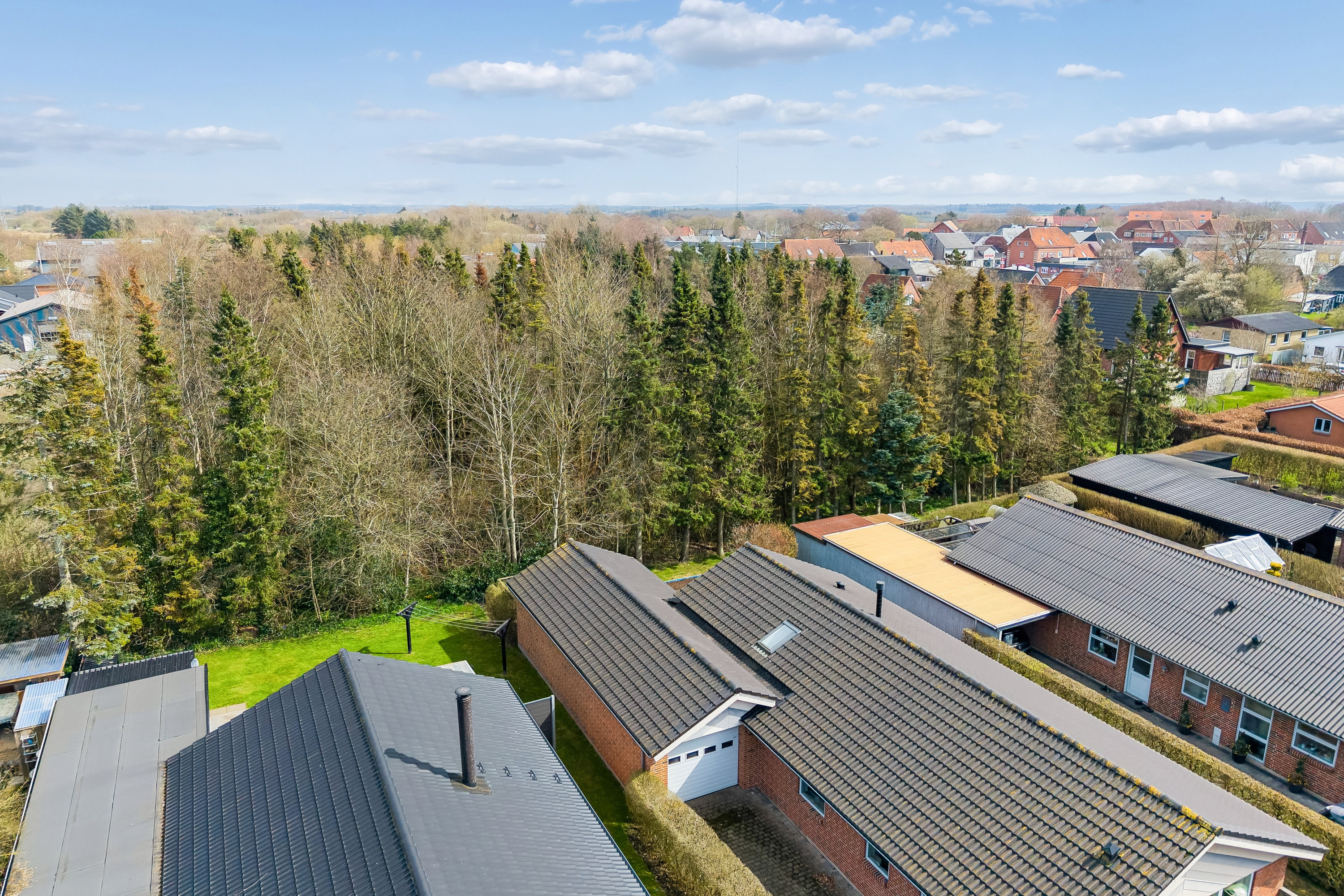 Fremhævet luftfoto billede i fuldskærmstilstand. Billede af Humlevænget 65, 7570 Vemb