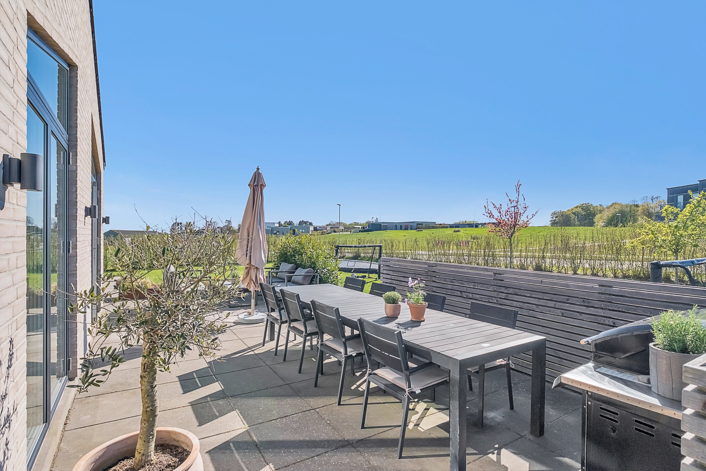 Fremhævet terrasse billede i fuldskærmstilstand. Billede af Lauritshøj 45, 8541 Skødstrup
