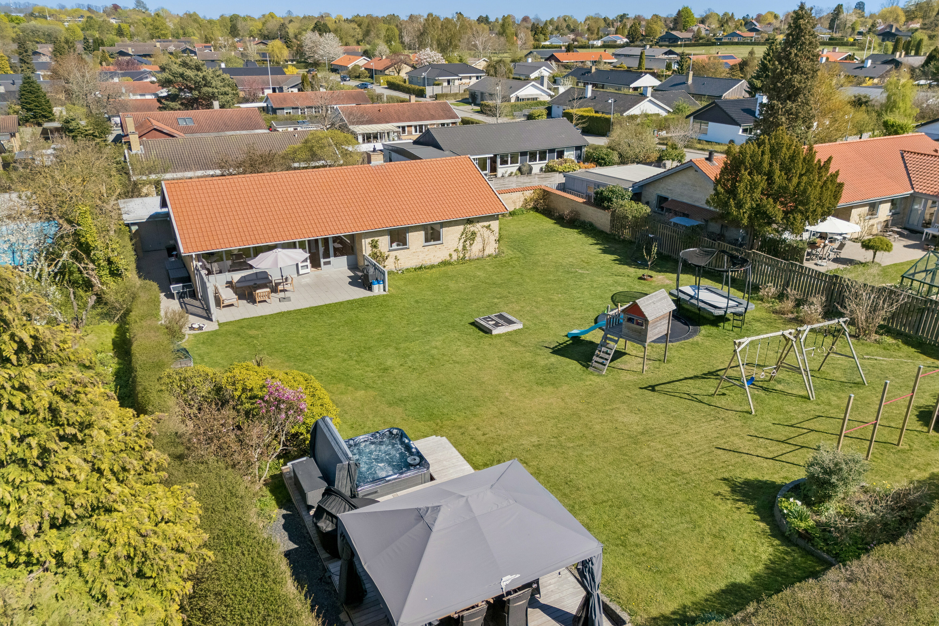 Fremhævet luftfoto billede i fuldskærmstilstand. Billede af Svalevej 26, 2970 Hørsholm