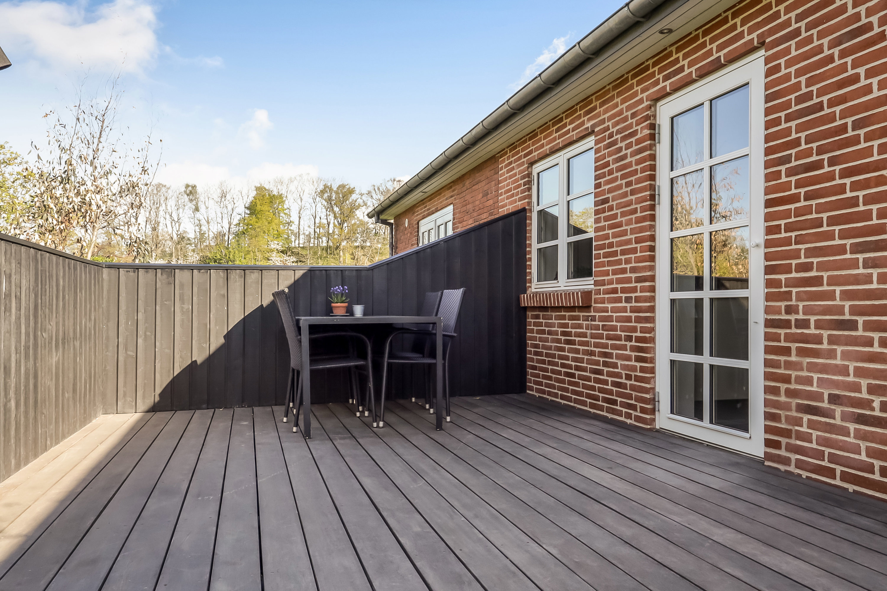 Fremhævet terrasse billede i fuldskærmstilstand. Billede af Skovsbovej 213, Skovsbo, 5700 Svendborg