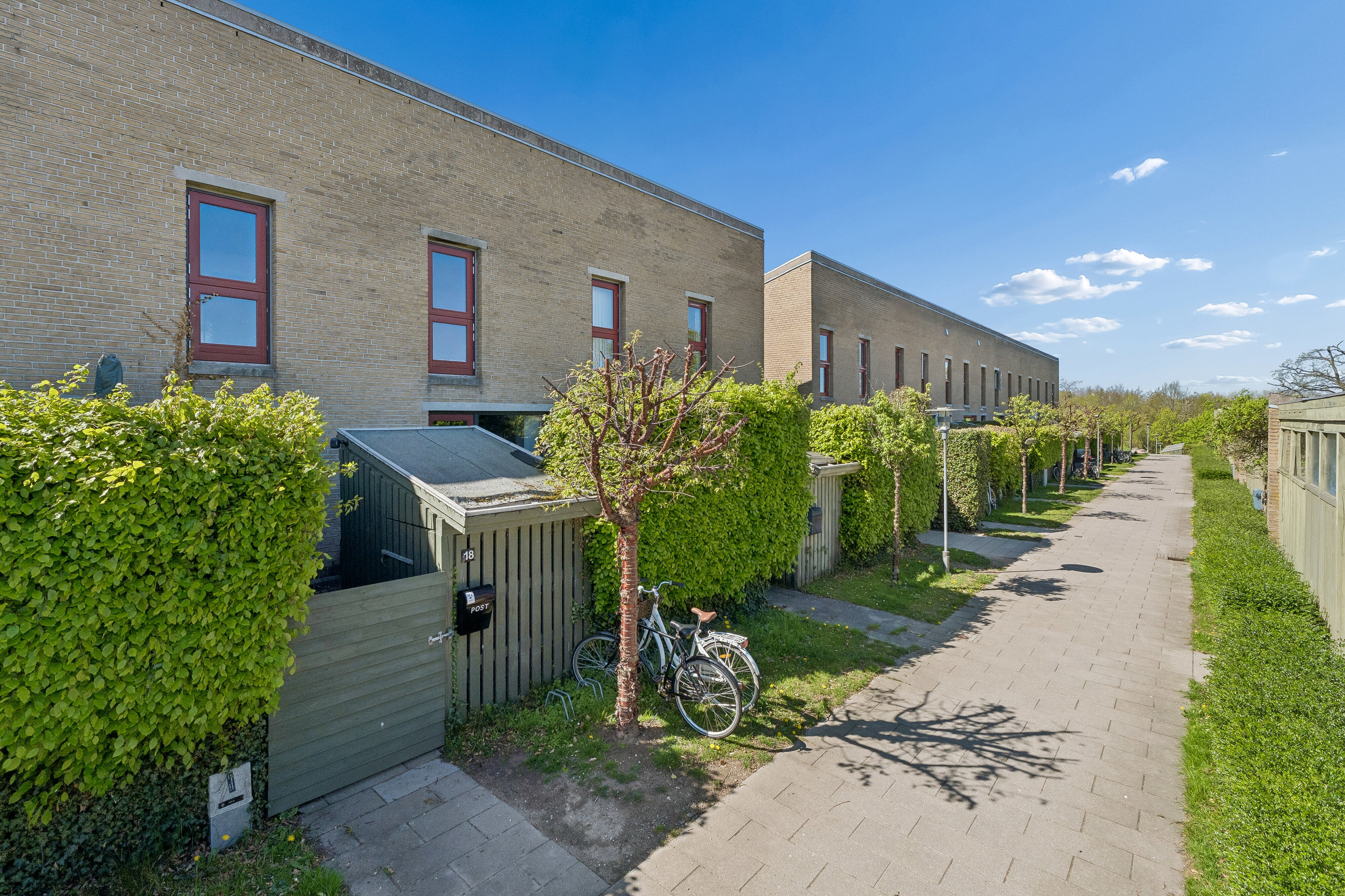 Rækkehus: Set fra vejen på Bakkehusene 18, 2970 Hørsholm