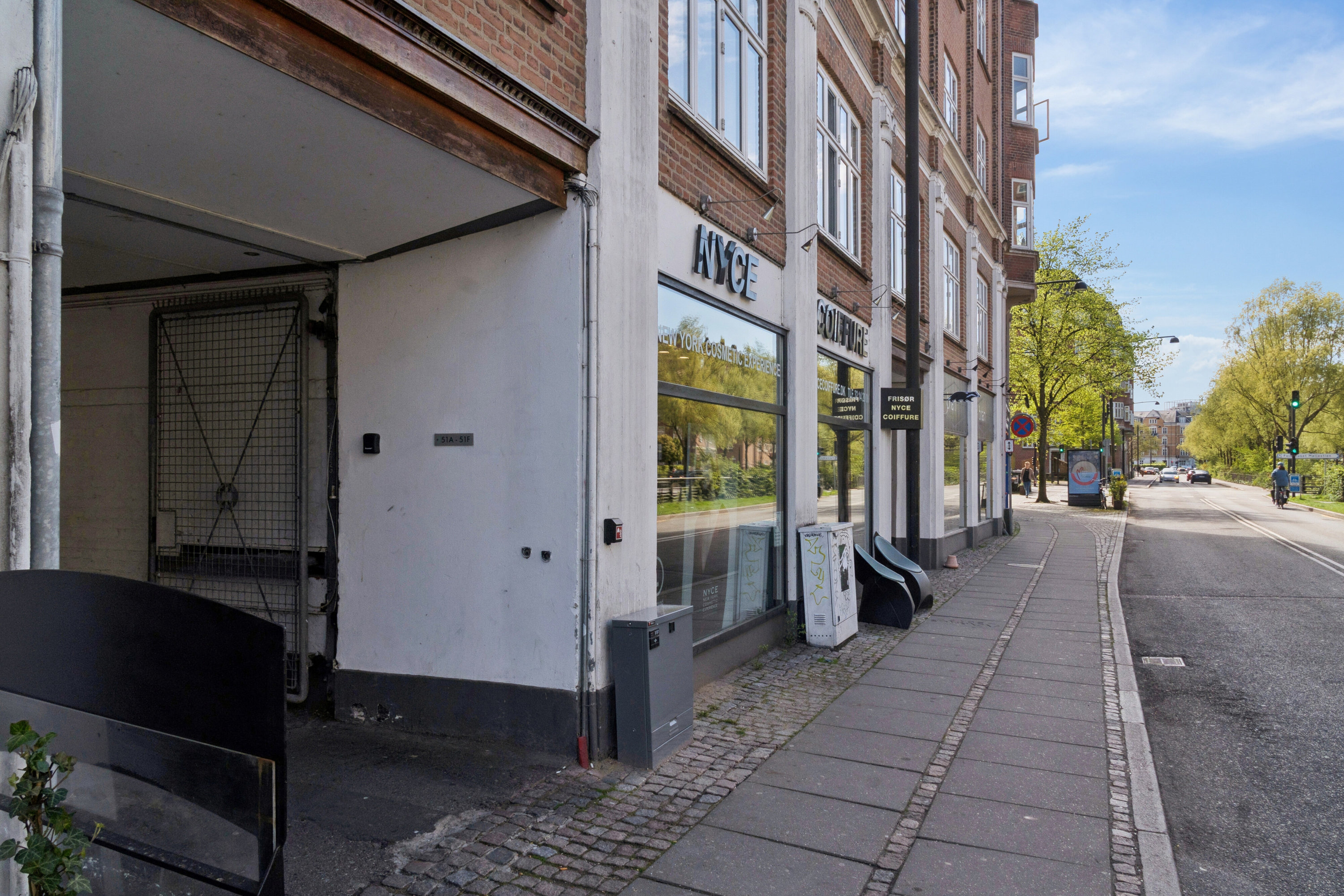 Fremhævet set fra vejen billede i fuldskærmstilstand. Billede af Åboulevarden 51B, 2. tv., 8000 Aarhus C