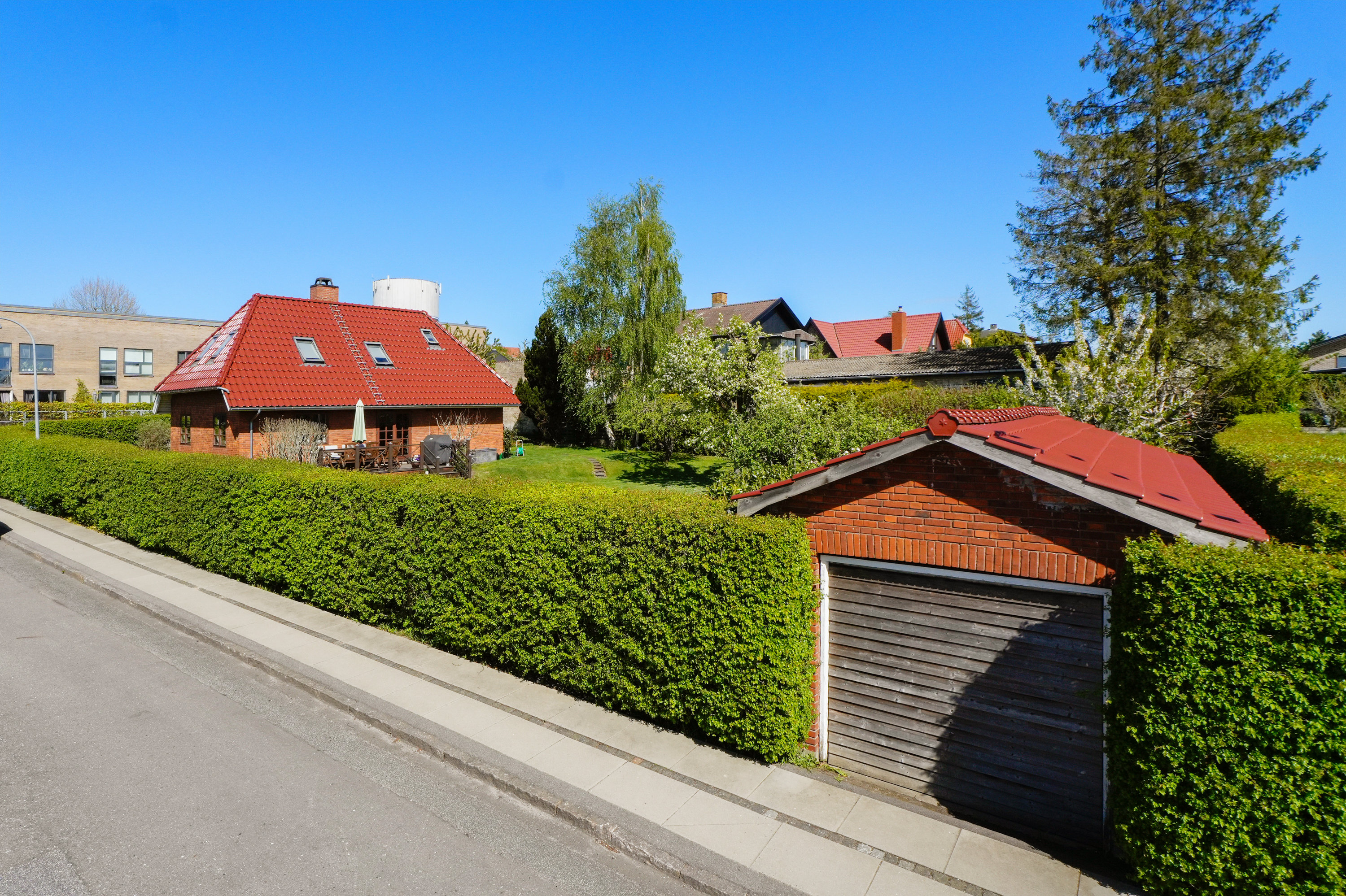 Fremhævet facade billede i fuldskærmstilstand. Billede af Østervej 10, 2750 Ballerup