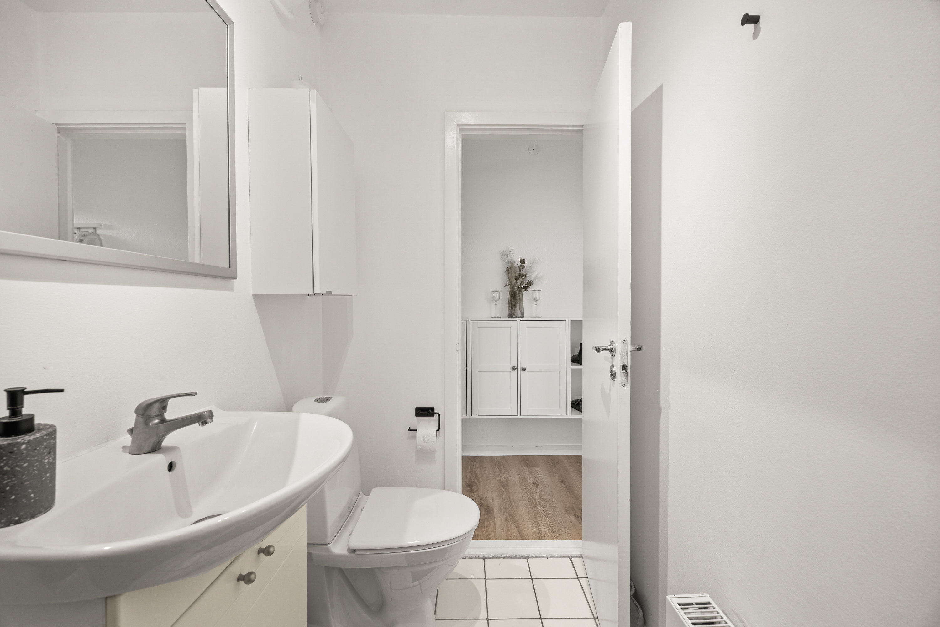 Fremhævet toilet billede i fuldskærmstilstand. Billede af Buddingevej 180, 1. 106., 2860 Søborg