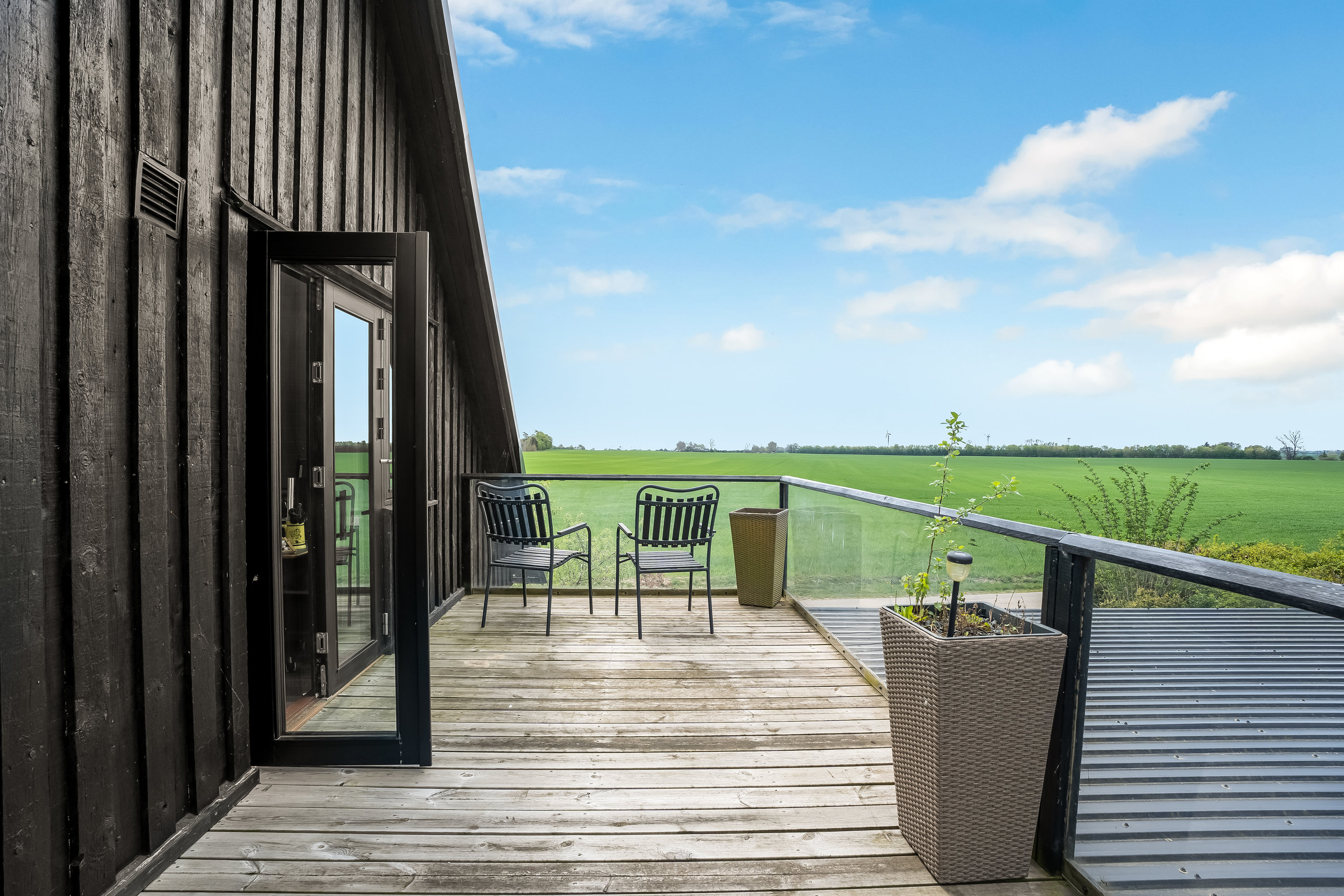 Fremhævet terrasse billede i fuldskærmstilstand. Billede af Tørvemosevej 3, 4872 Idestrup