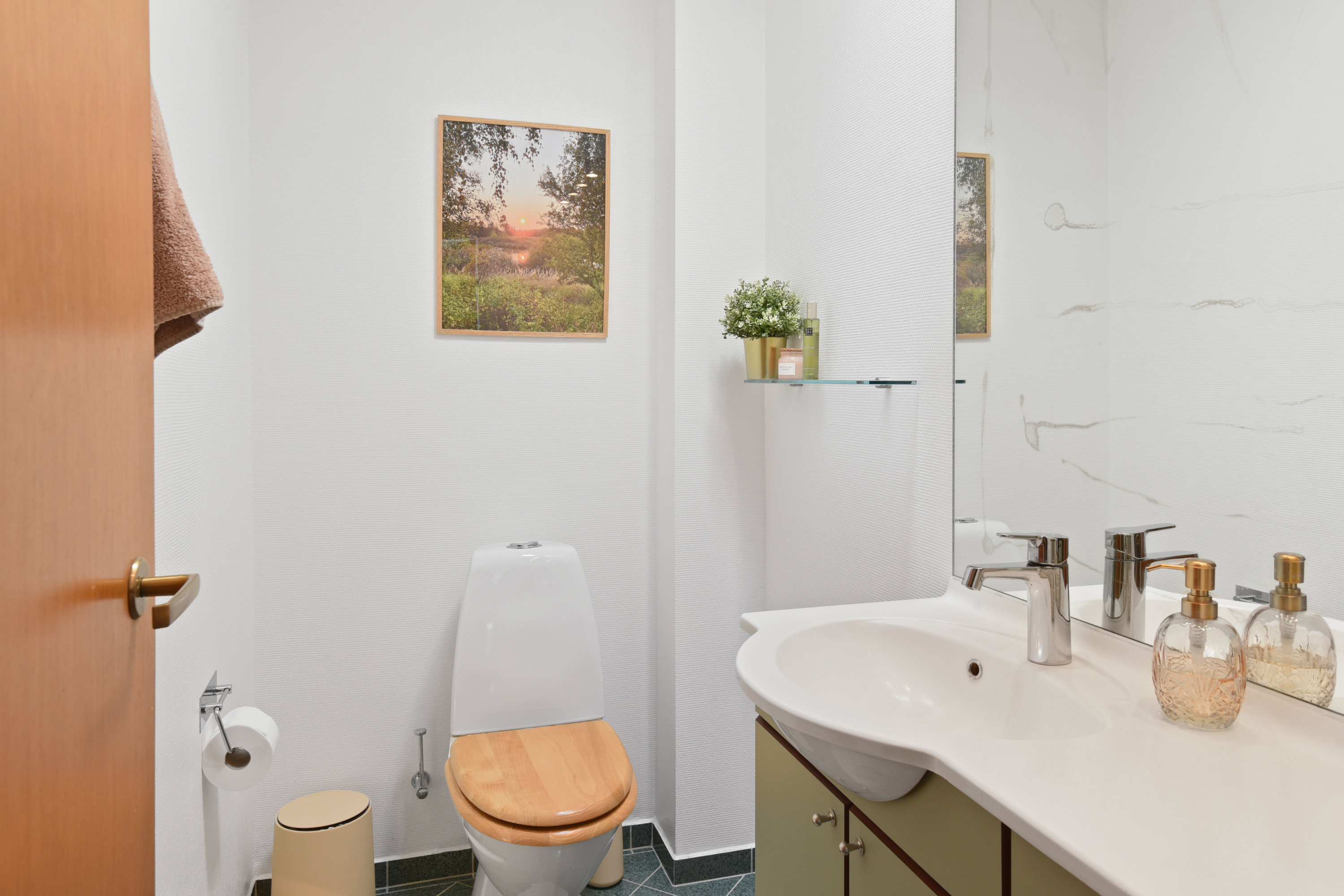 Fremhævet toilet billede i fuldskærmstilstand. Billede af Solbrinken 52, 2750 Ballerup