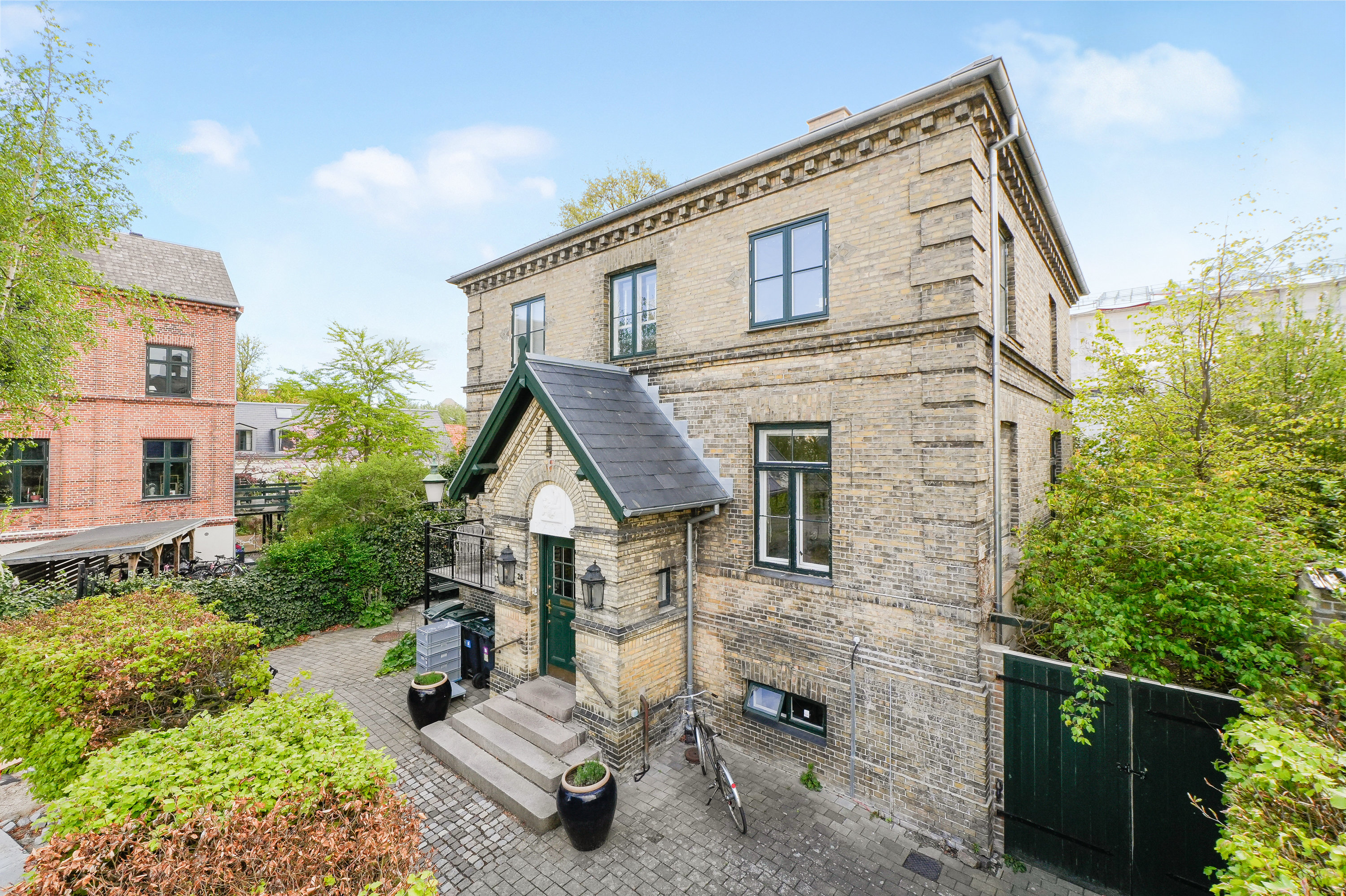 Fremhævet facade billede i fuldskærmstilstand. Billede af Ceresvej 26, st.., 1863 Frederiksberg C