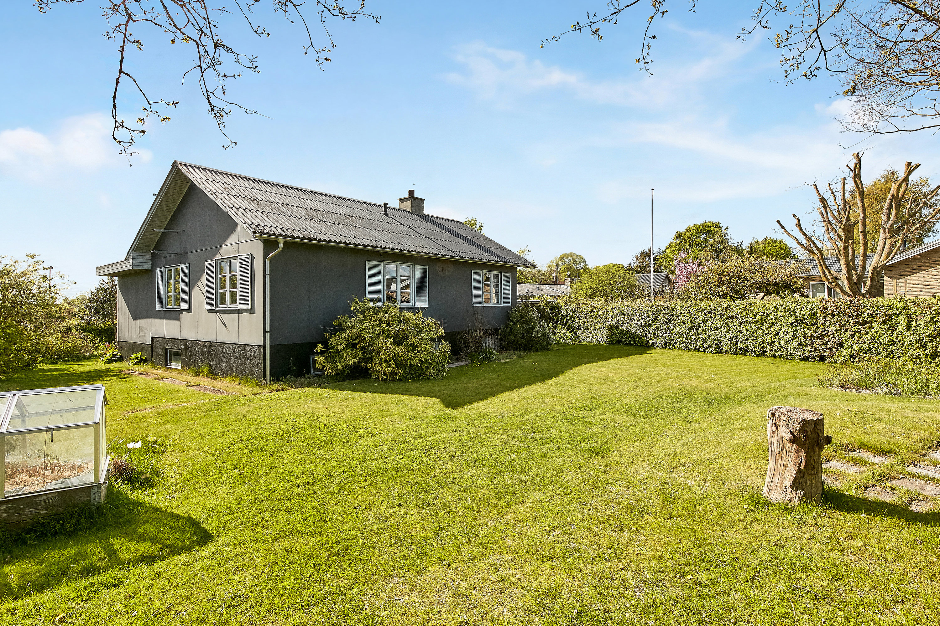 Fremhævet facade fra haven billede i fuldskærmstilstand. Billede af Kattrupmade 1, Kattrup, 8732 Hovedgård